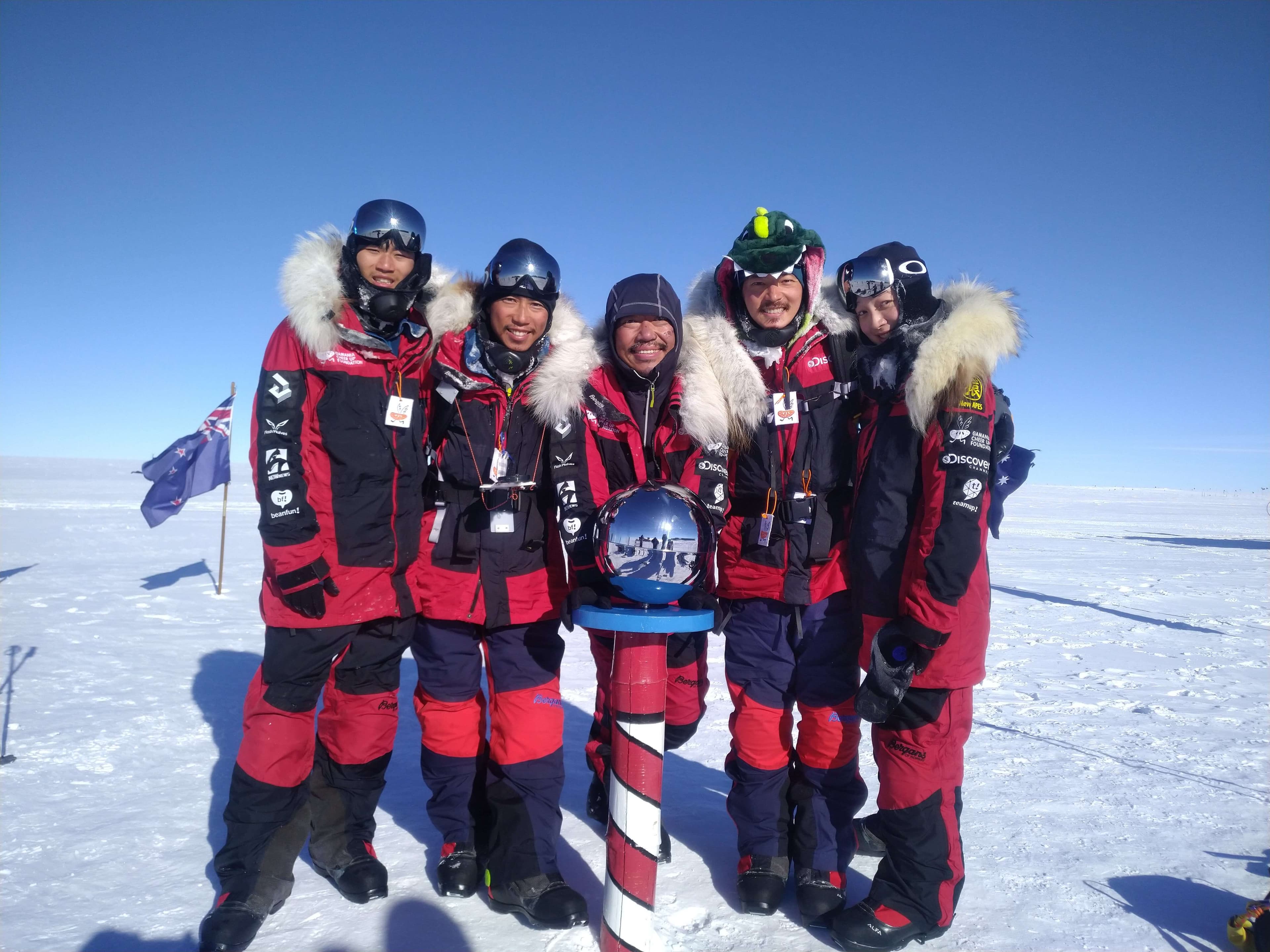 劉柏園領軍的五人南極長征隊，在去年耶誕節前夕成功站上南極點。（劉柏園提供）