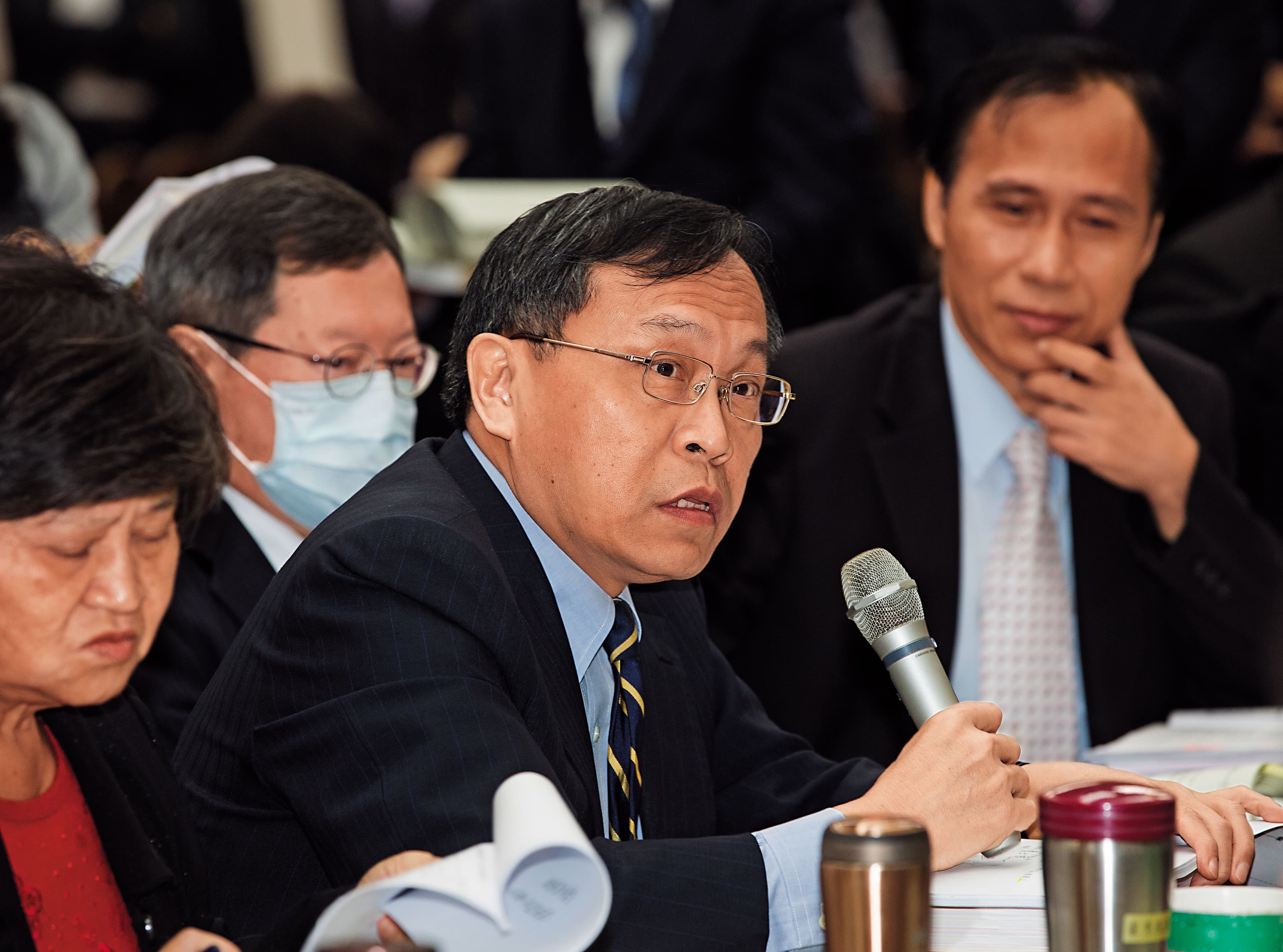 呂桔誠2006年曾任5個多月的財政部長，在他任職期間，爆發時任立委杜文卿夾帶20條未稅香菸闖關，遭海關要求查驗風波。