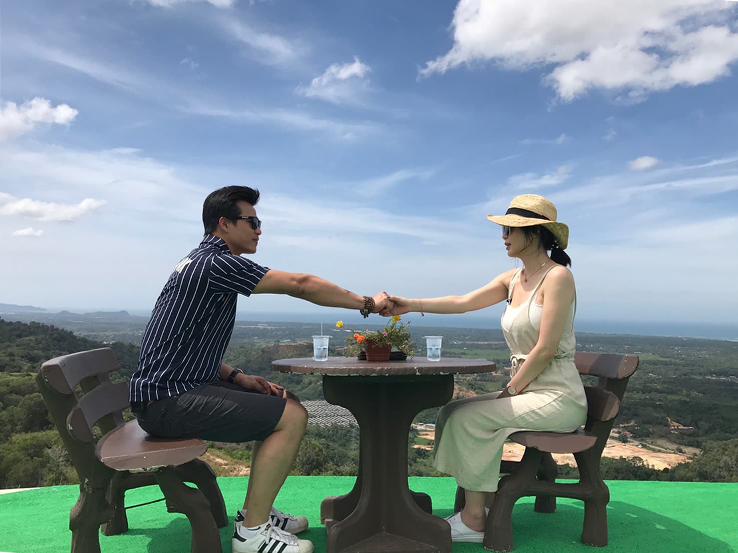 陳國華（左）和Ivy（右）在斗亞蘭高山梯田上眺望美景。（亞旅台）