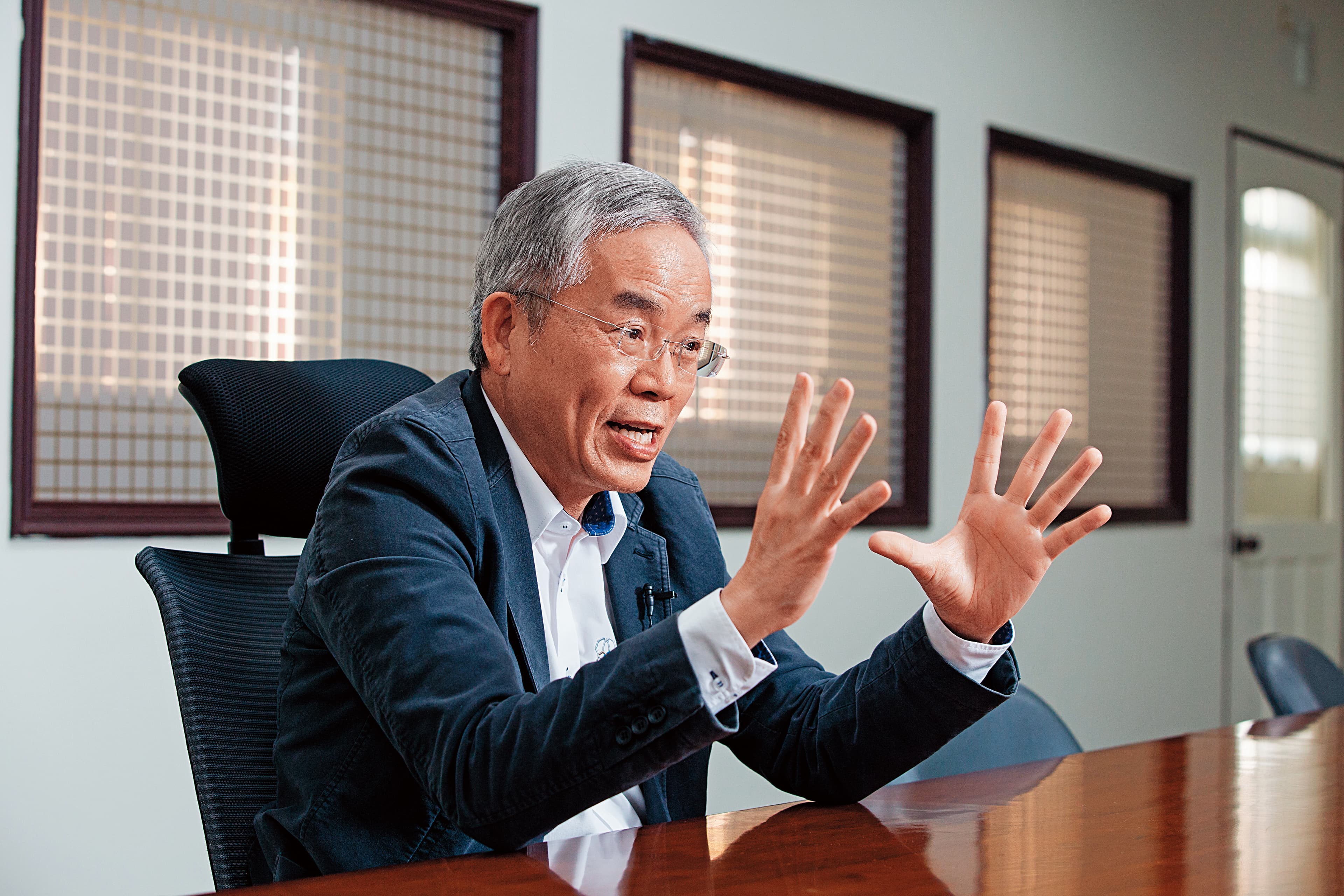 今年64歲的勞開陸是商場老將，本業以國際貿易起家，締造32年穩賺不賠紀錄，靠獨到眼光布局，帶領騰輝電子轉虧為盈。