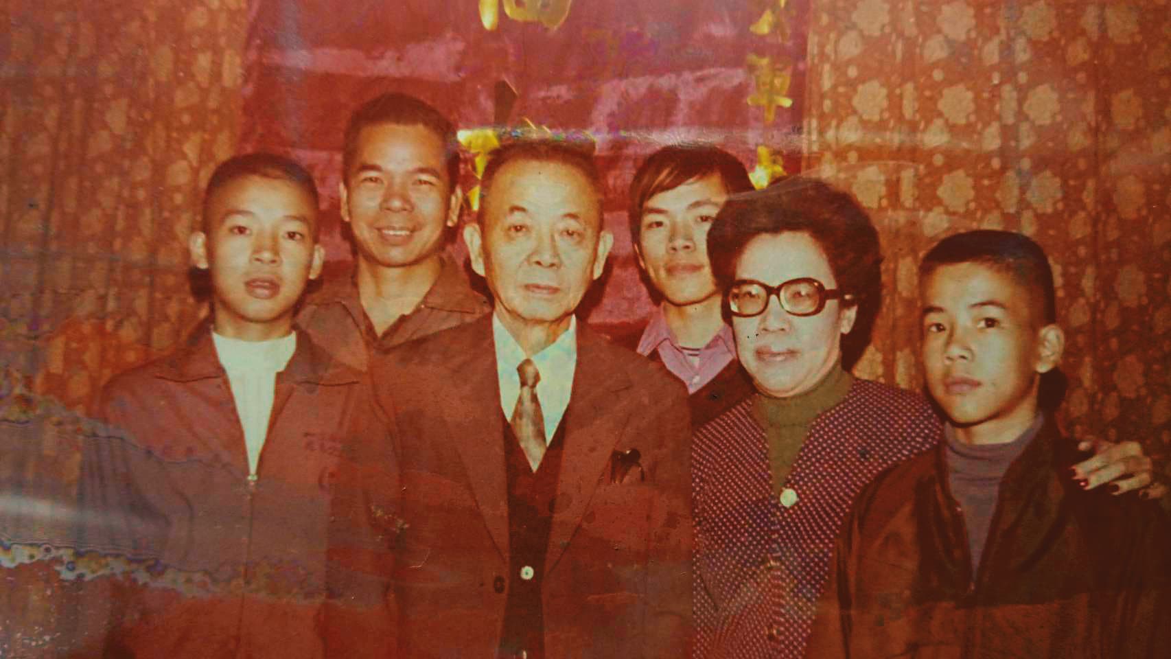 父親勞冠英（左3）是抗日名將，勞開陸（右3）謹記父親的身教言教，面對挫折也不輕易放棄。（勞開陸提供）