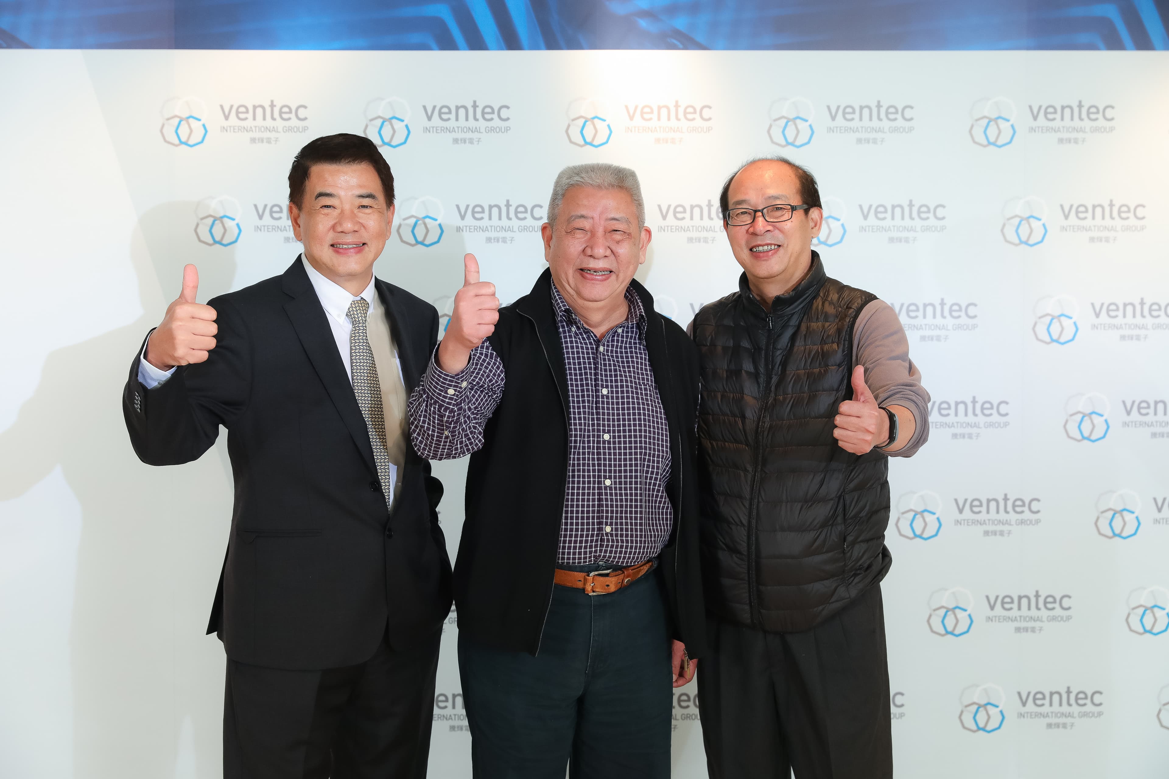 感謝昔日兄弟禮讓之情，騰輝電子上市晚宴，勞家兄弟紛紛出席，右一為當年禮讓勞開陸讀書的大弟。