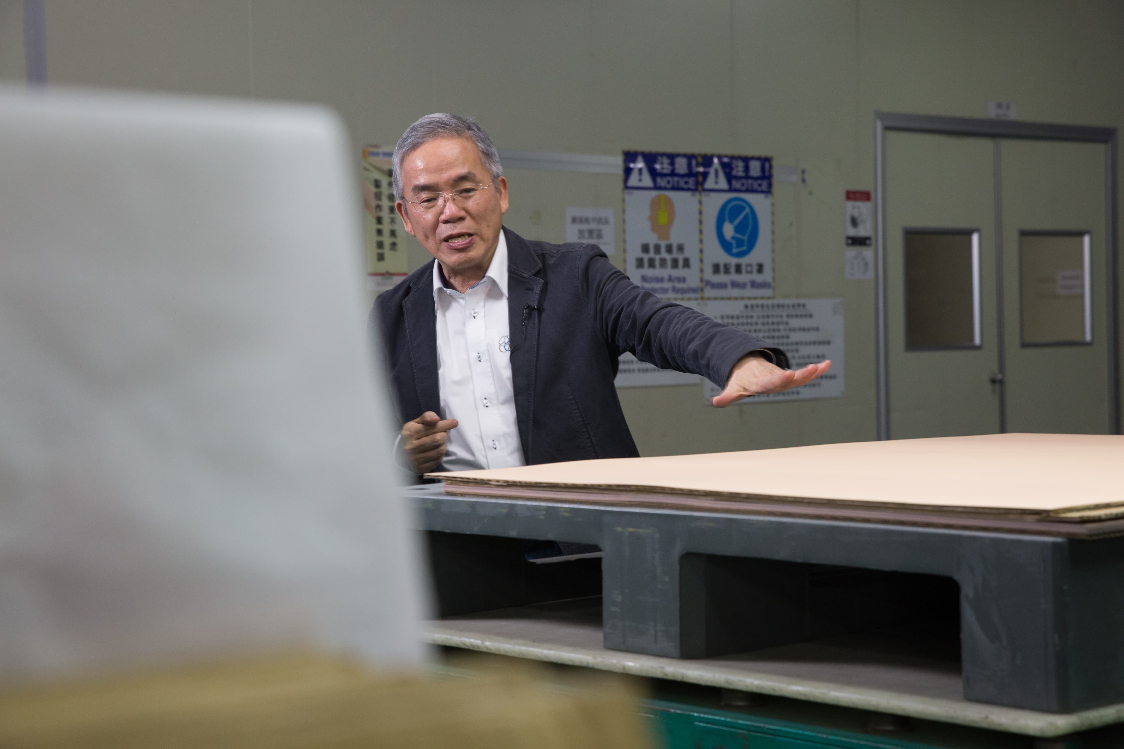 勞開陸率領騰輝電子轉型，從消費性電子產品CCL供應鏈，轉切入軍工航太、汽車5G等高階應用領域，提升產品毛利率。
