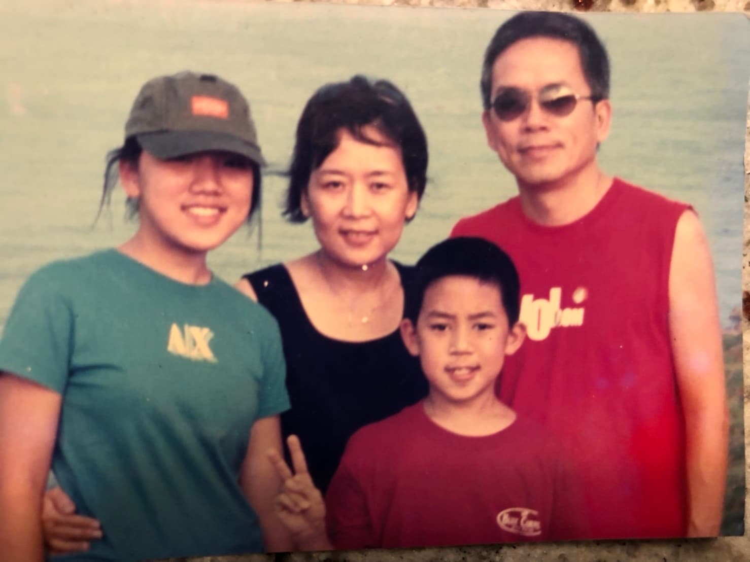 勞開陸（右一）曾在全台最大電子貿易公司任職，甚至擔任公司股東，成家立業的他因憂心公司財務槓桿玩過頭，毅然決然放棄千萬年薪待遇，重頭做起。（勞開陸提供）