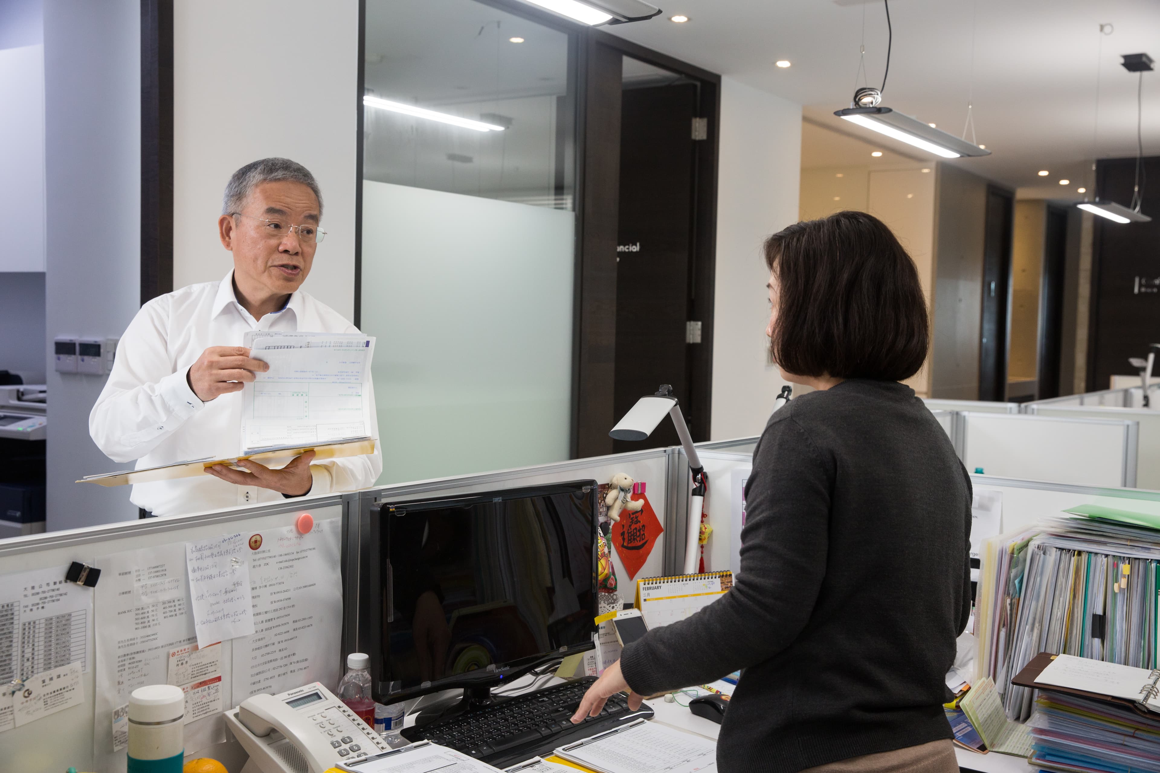 勞開陸（左）重視財報數字，視為企業經營的驗證成績單。