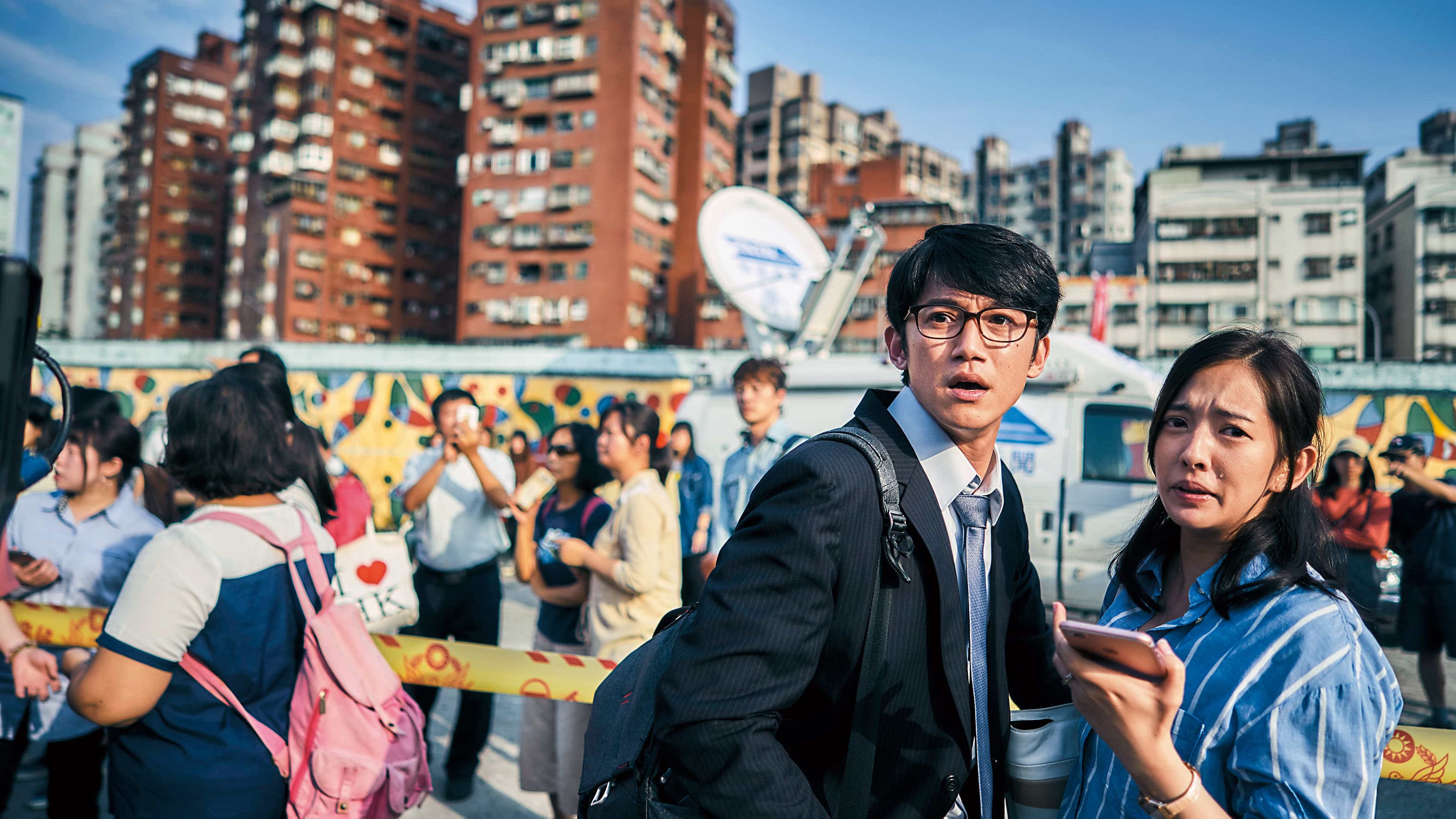 《我們與惡的距離》最高收視逼近2％再創佳績，吳慷仁（左）飾演的法扶律師備受注目。右為周采詩。（公視提供）