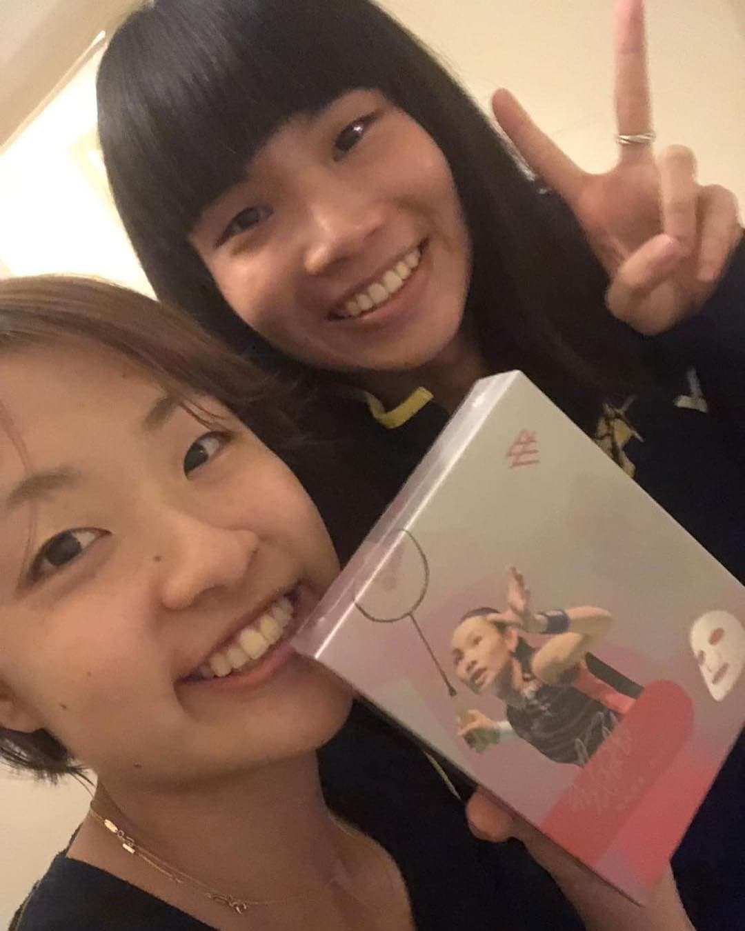 少女小戴分享自己的面膜給好友奧原希望。（翻攝自戴資穎Instagram）