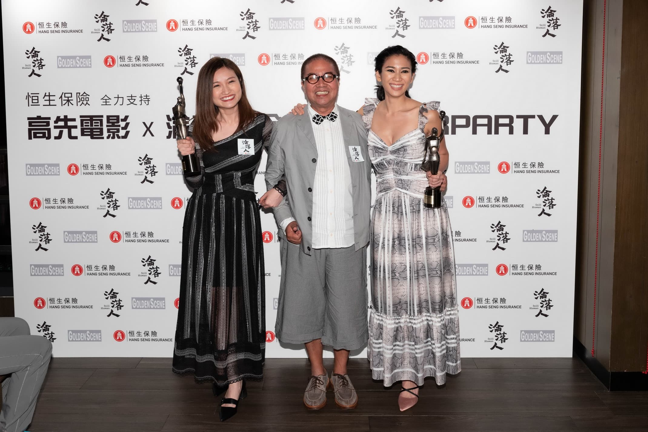 《淪落人》奪得3項大獎，監製陳果開心地與新導演得主陳小娟及新人獎姬素孔尚治合影。（甲上提供）