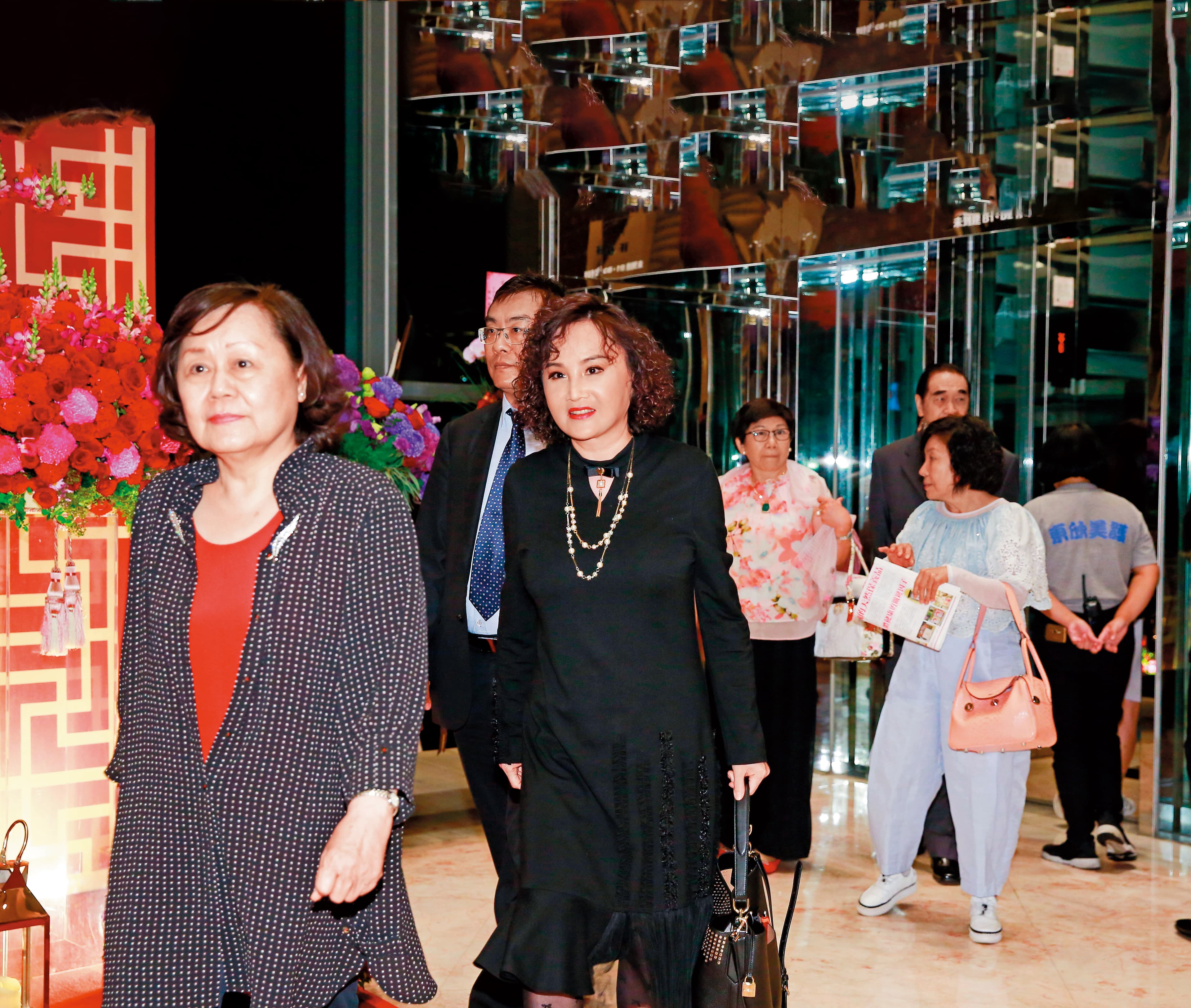 胡婉玲去年跟民視現任董事長王明玉（左）一起參加周遊的婚宴，2人關係不錯。