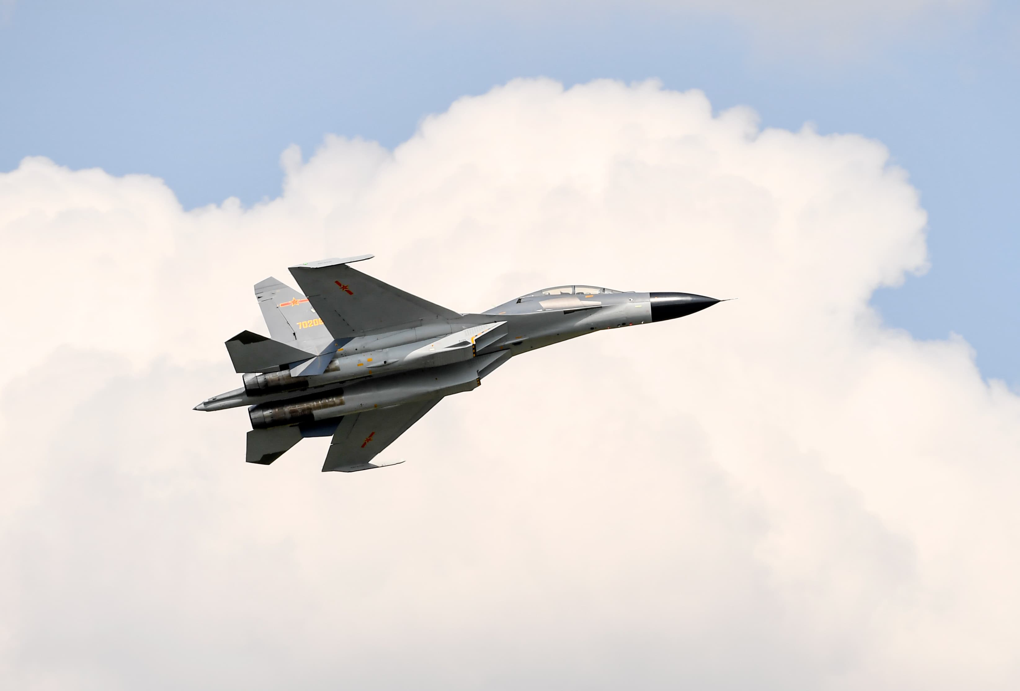 共軍空警500、轟6K、運8、蘇愷30及殲11（圖）等多架各型機，中午過後由中國南部出海，飛經巴士海峽朝東南航向西太平洋遠海長訓。（東方IC）