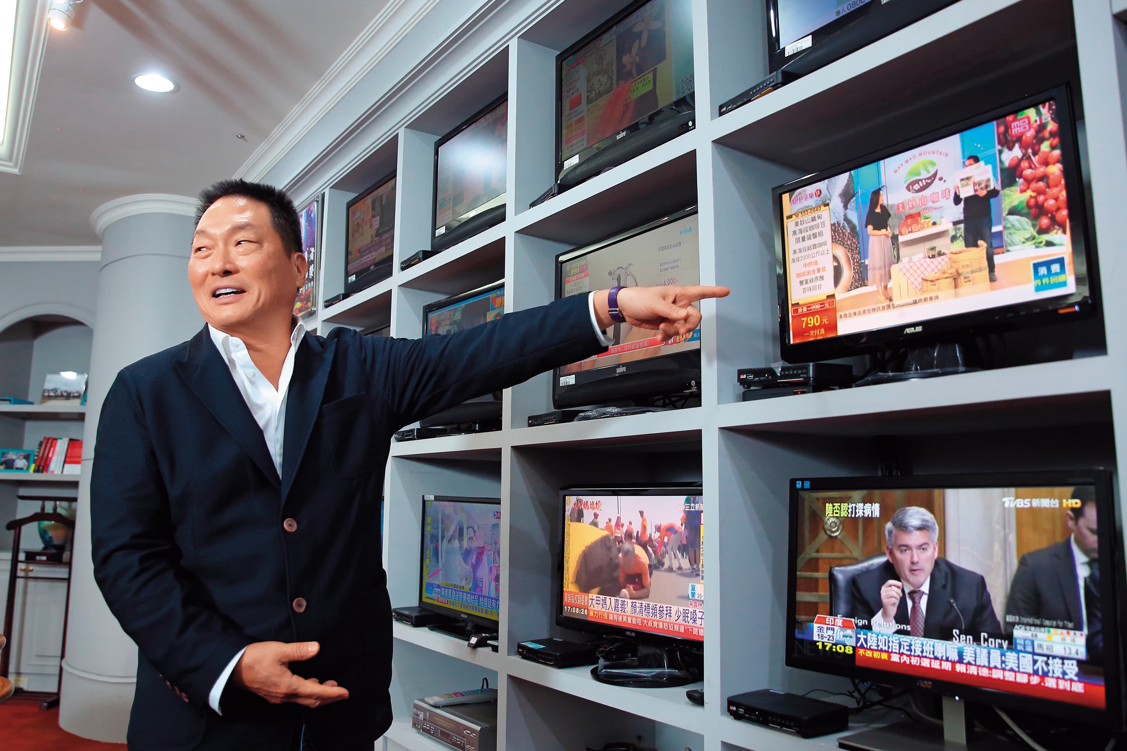 王令麟辦公室內有13台電視，讓他隨時監看自家及競爭對手的頻道。