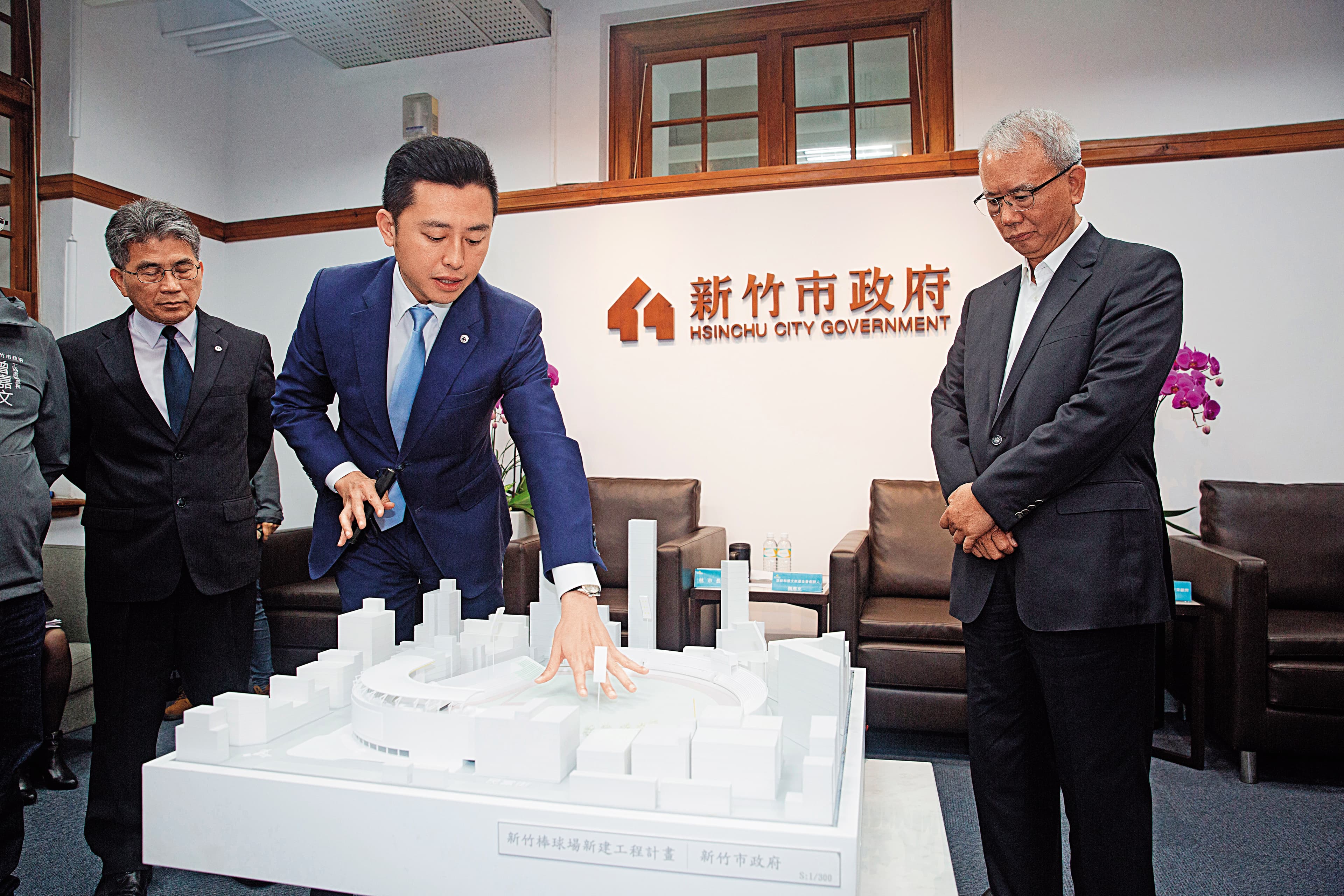 新竹市長林智堅（中）積極向頂新三董魏應充（右）爭取味全龍落腳，但新竹球場整建恐趕不及後年龍隊在一軍開打。