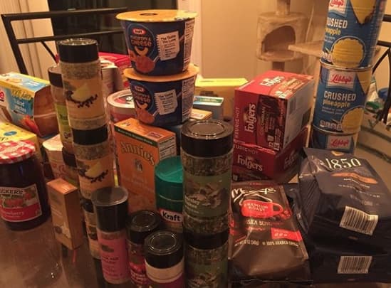 雀兒喜和男友每晚都到超市垃圾桶尋寶，翻找出許多可用的東西和食物。（翻攝自yourmomsahorcrux IG）