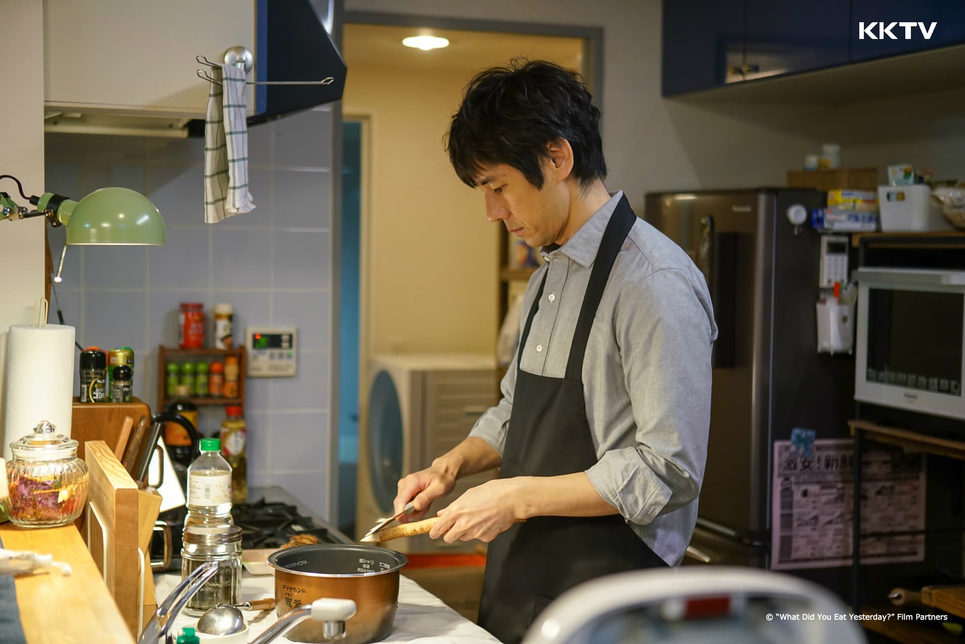 西島秀俊在《昨日的美食》每集製作美味的家常料理，已有出書計劃。（KKTV提供）