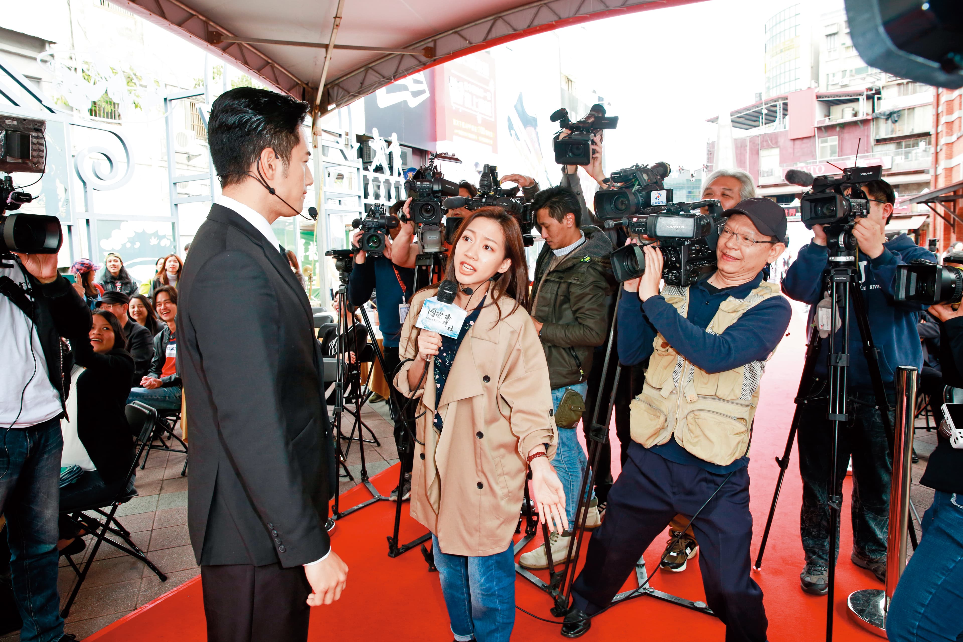 陳妤近期在Netflix新劇《國際橋牌社》挑戰記者角色。左為周孝安。（本刊資料室）