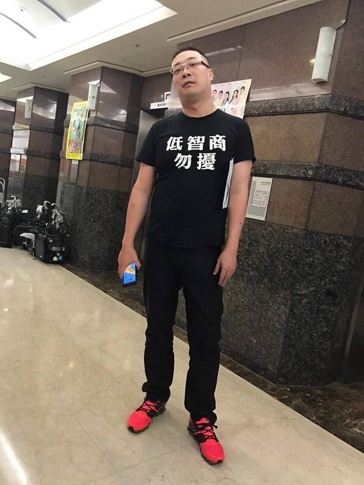 朱學恒願賭服輸，宣布將在今（22日）晚6點於5個點發放雞排，並強調「每間店200份，送完為止，不准剪不准切。」（翻攝自朱學恒臉書）