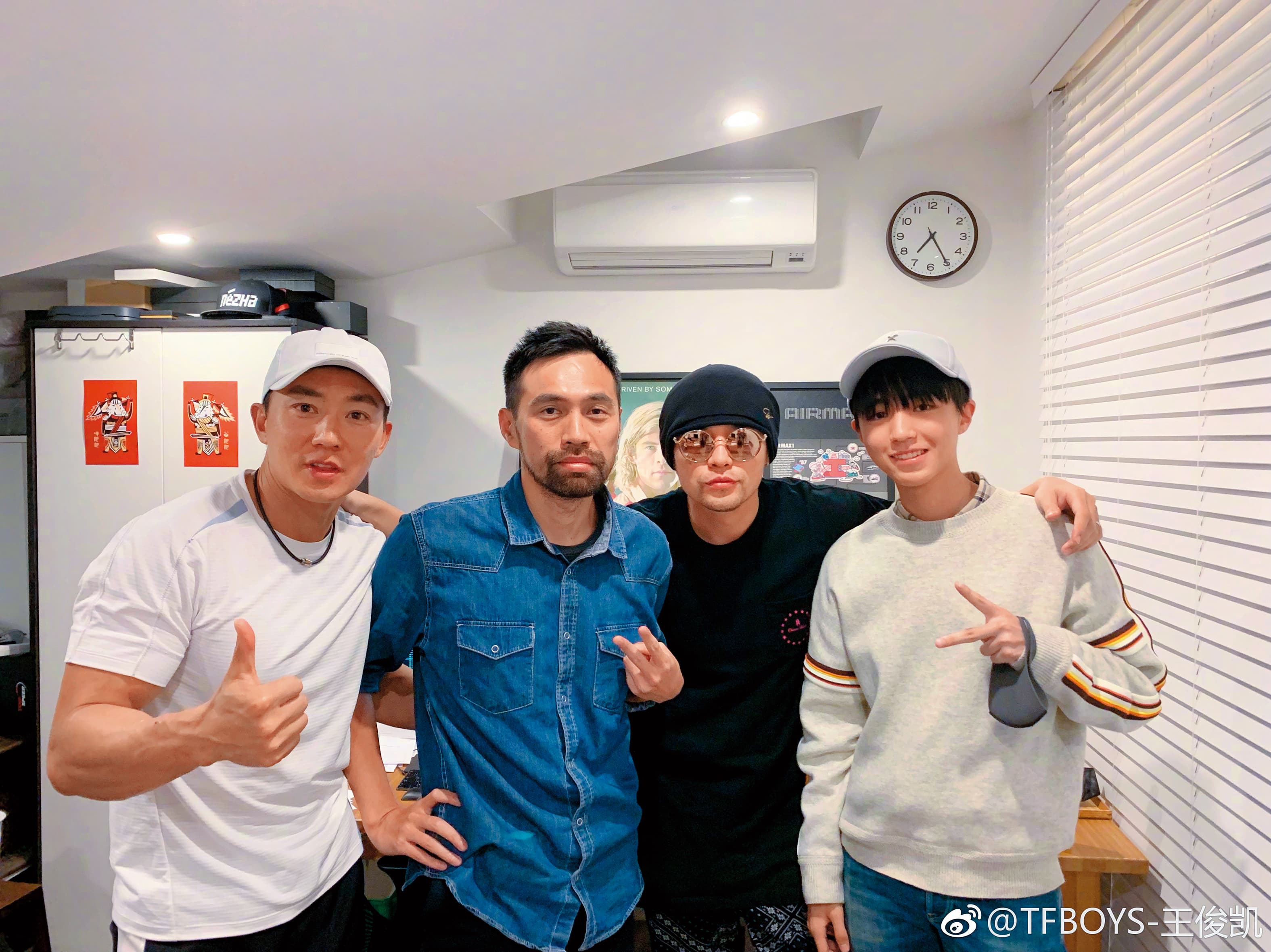 王俊凱（右一）於微博放上與周杰倫（右二起）、導演陳奕先、劉畊宏的合照，曝光台北行。（翻攝自王俊凱微博）