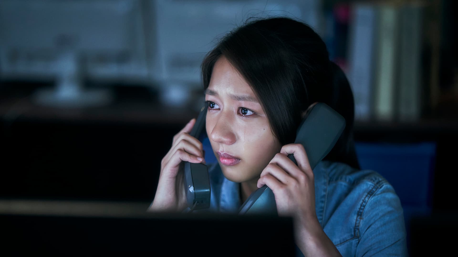 《我們與惡的距離》中，陳妤飾演殺人犯李曉明的妹妹，改名後在新聞台工作。（公共電視提供）