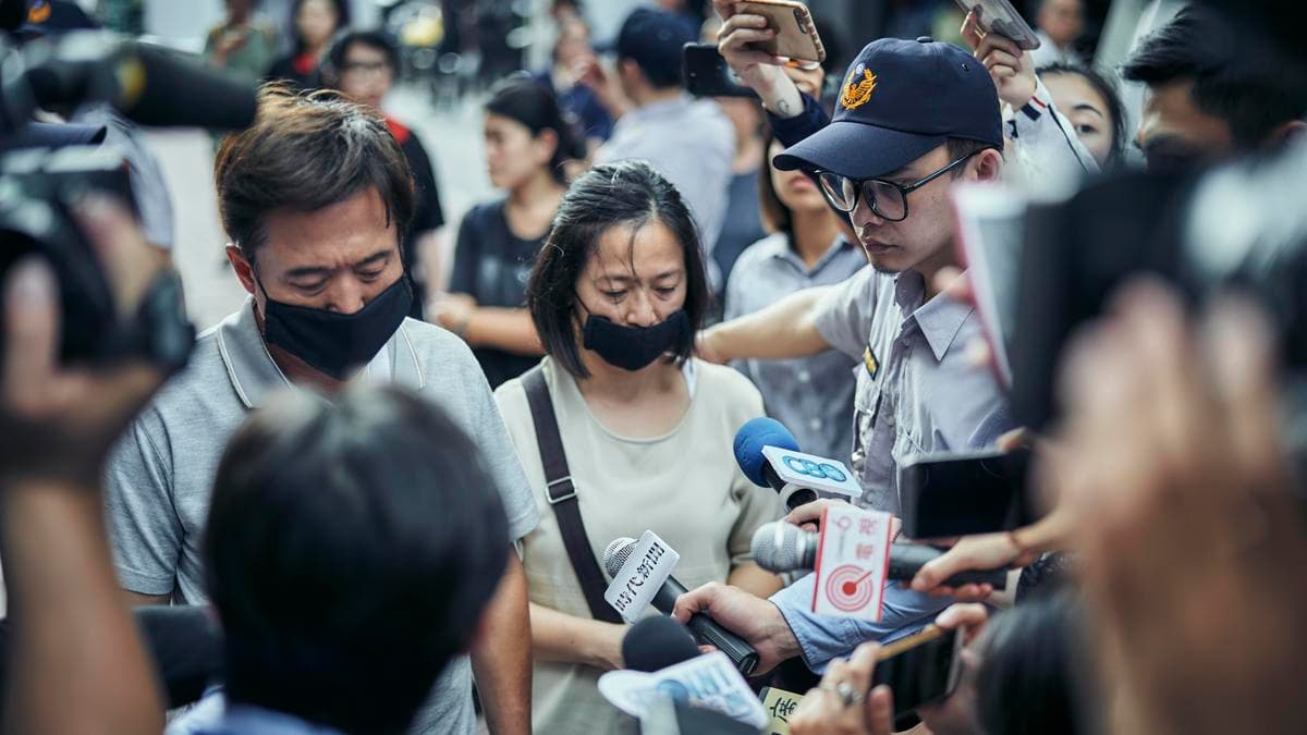 《我們與惡的距離》重用資深演員，飾演殺人犯李曉明父母的檢場（左一）與謝瓊煖（左二）都說明了中年人匍匐前進的狼狽身影。（公共電視提供）