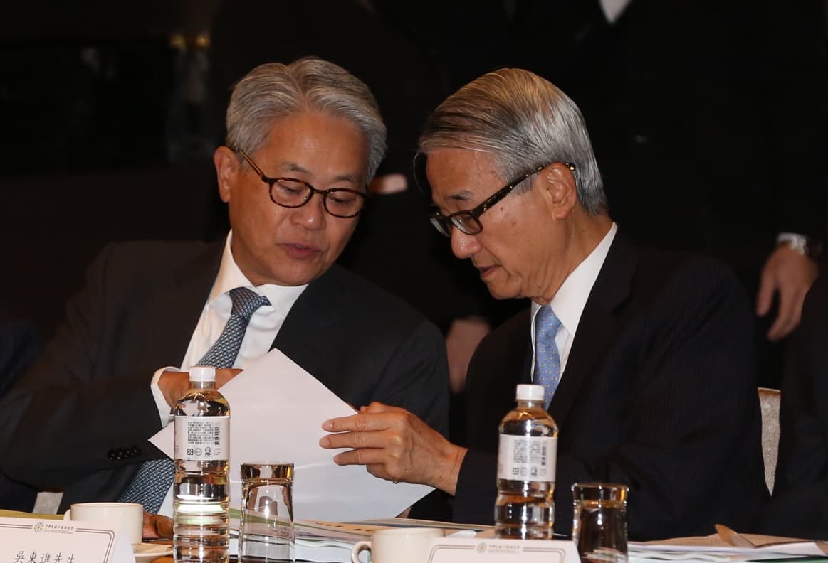 新光吳家兄弟吳東進（右）和吳東亮（左）近年感情轉佳，常有說有笑。