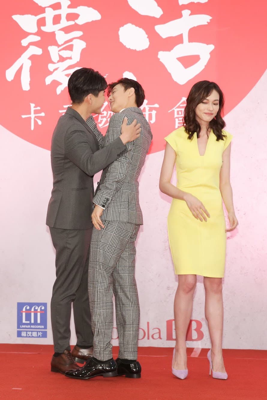 王子（中）與吳岳擎（左）上演假熱吻戲碼，姚以緹在一旁偷笑。
