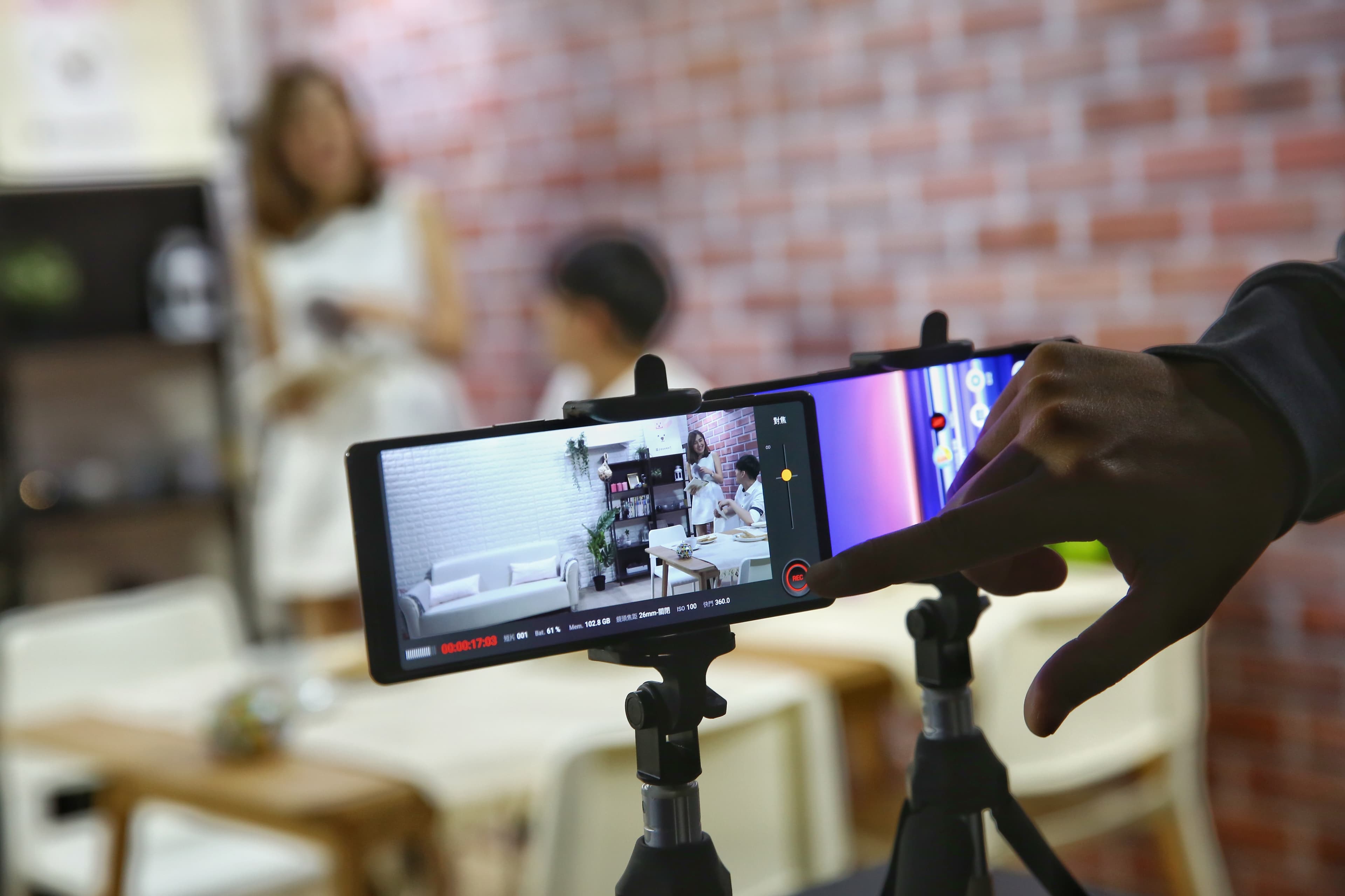 旗艦機Xperia 1，被Sony稱為讓使用者一秒變大師的神奇機種，更搭載21:9 CinemaWide™ 4K HDR OLED螢幕。
