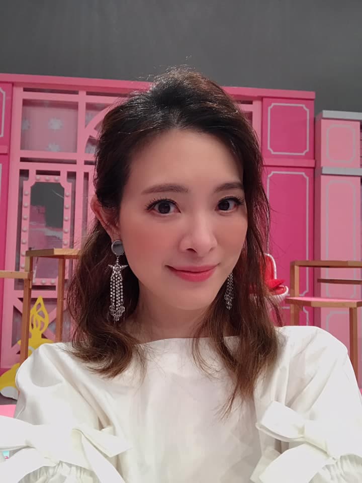 雖然劉真外語能力強，她卻自曝是3C白癡，不會打字，當年連滑鼠也不認得。（翻攝自劉真臉書）