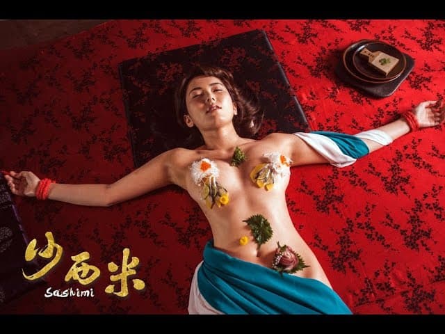 波多野結衣在《沙西米》的這個女體盛畫面超經典。（網路圖片）