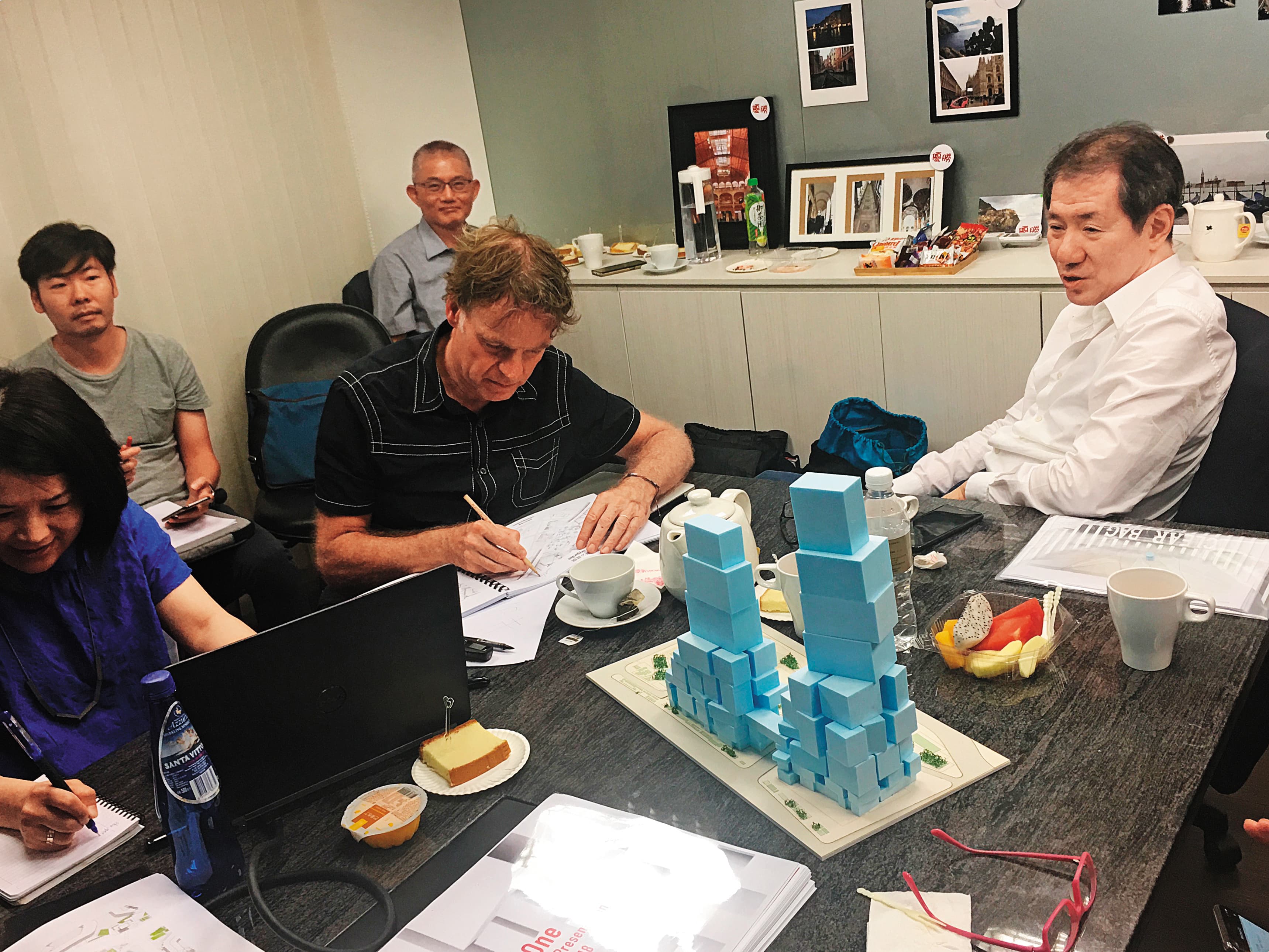 于品海在投標前與荷蘭建築師Winy Maas討論台北City One設計。（南海控股提供）