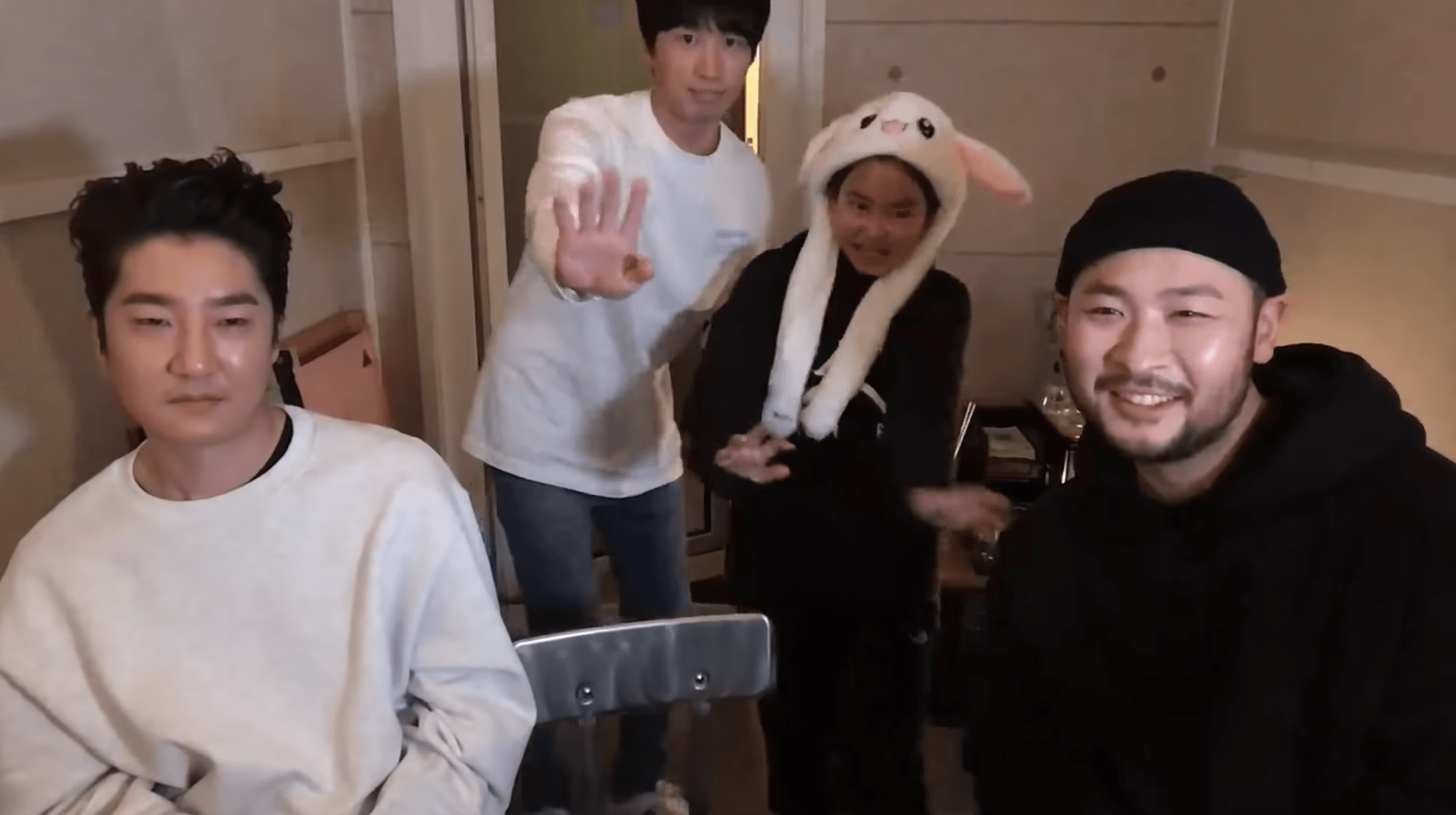 EPIK HIGH主唱Tablo（左二）的女兒Haru（右二）日前在他們直播時「鬧場」，讓《爸爸去哪兒》的粉絲超驚喜。（翻攝自影片）