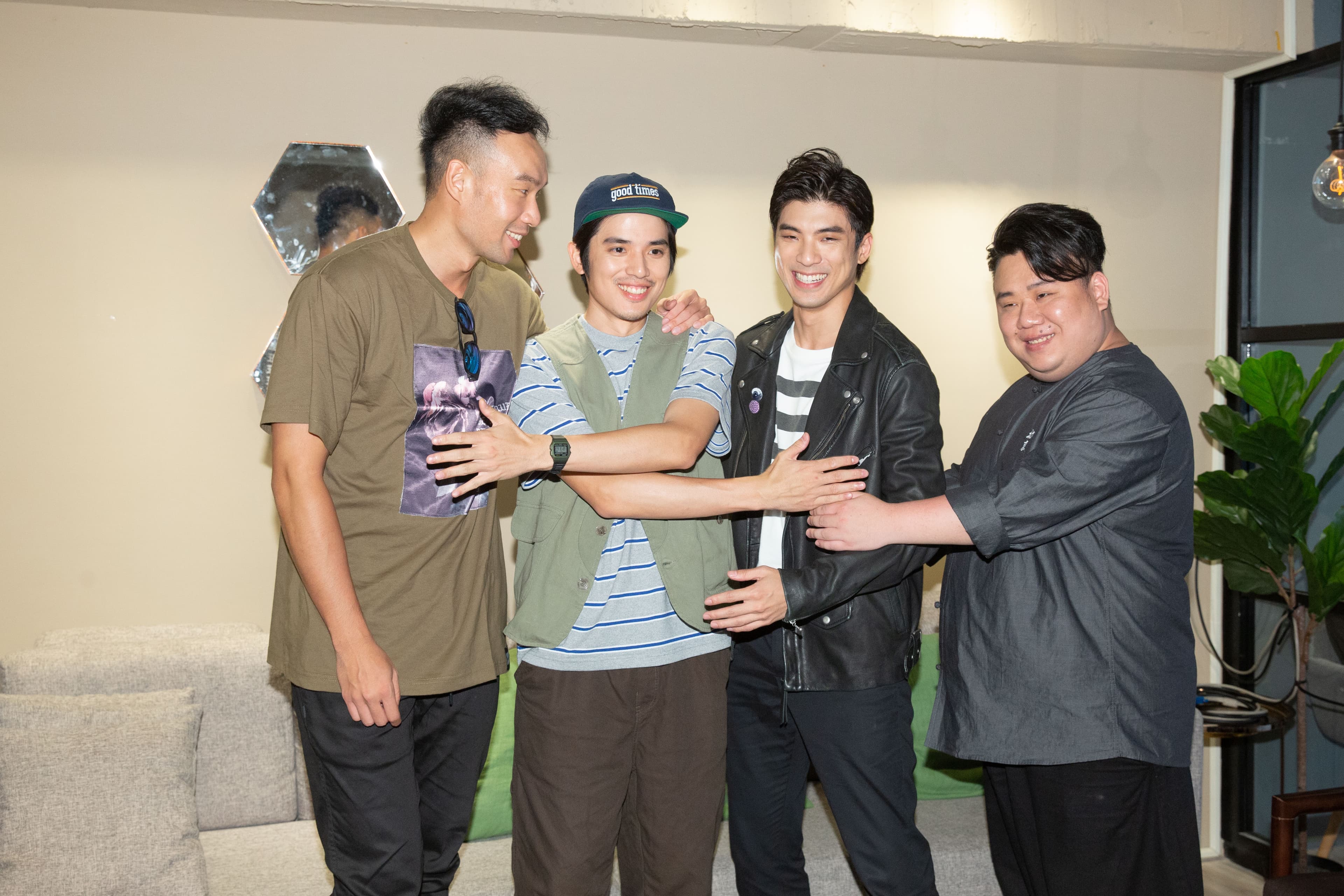 邱俊儒（左起）、歐陽倫、林哲熹與劉國劭在拍戲時，就像可怕的兄弟會。