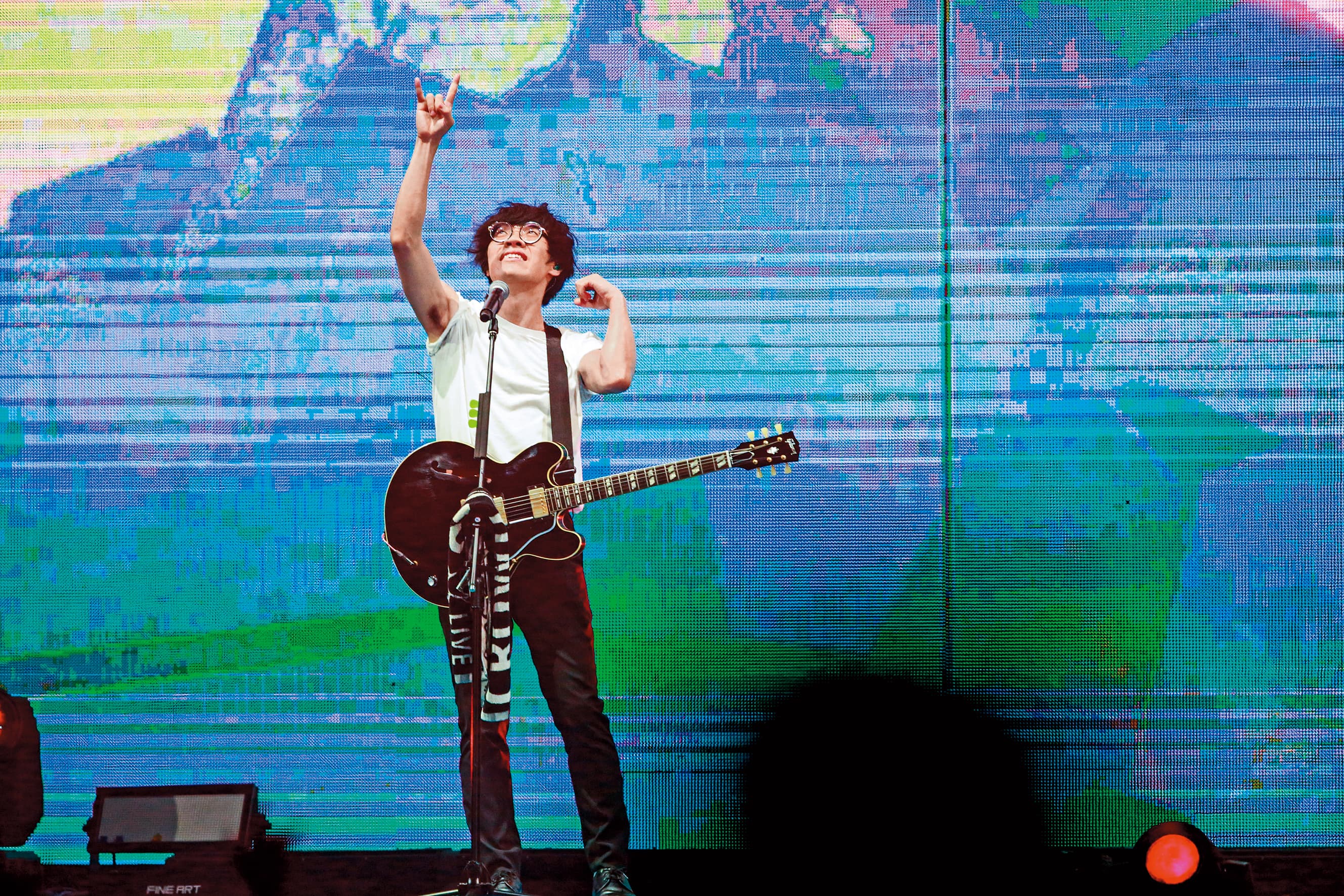 雖然動作想要營造Rocker感，但是盧廣仲的腋毛感覺非常乖順而且有所節制。