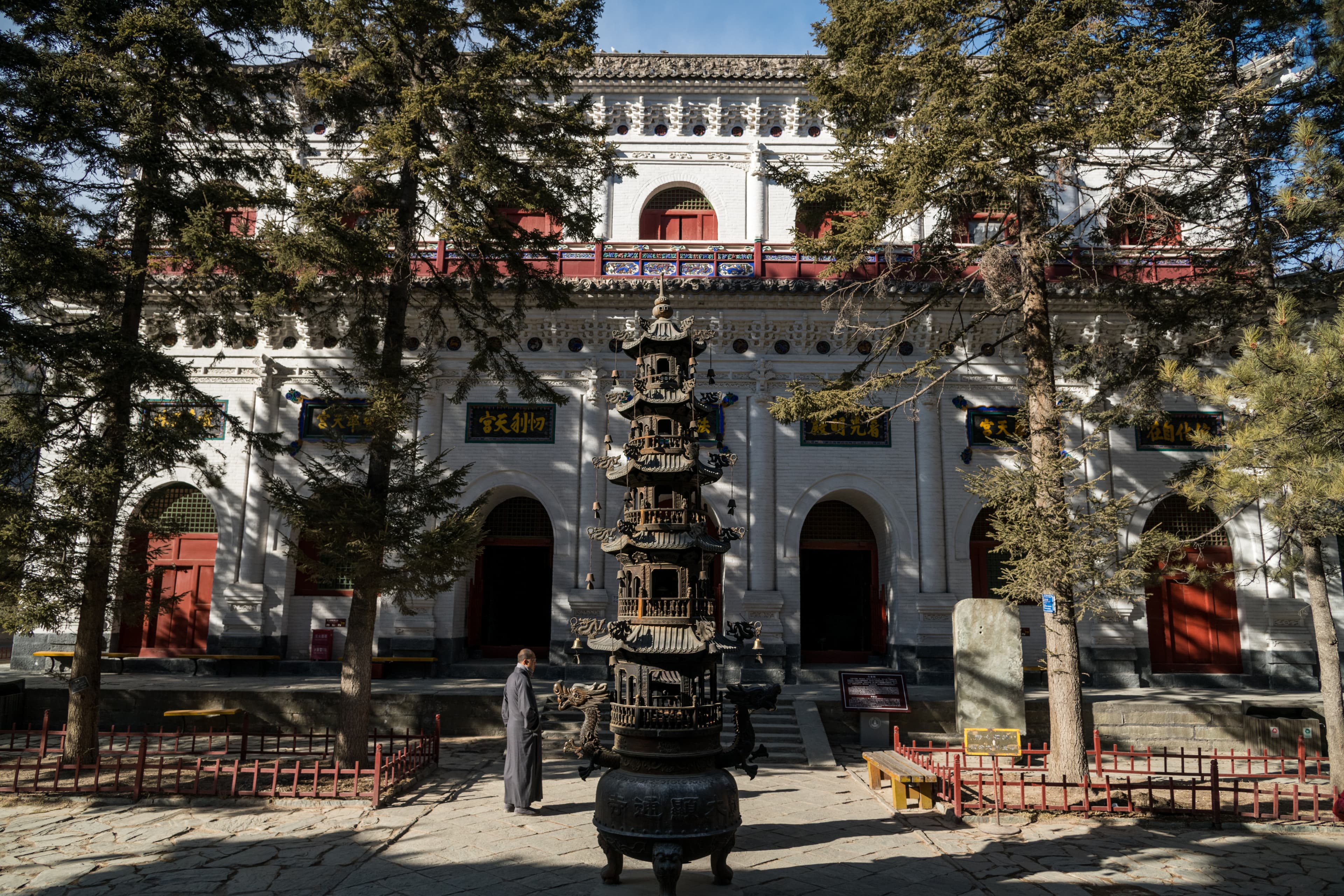顯通寺內的白色磚造建築「無量殿」,為十分罕見的寺廟建築。