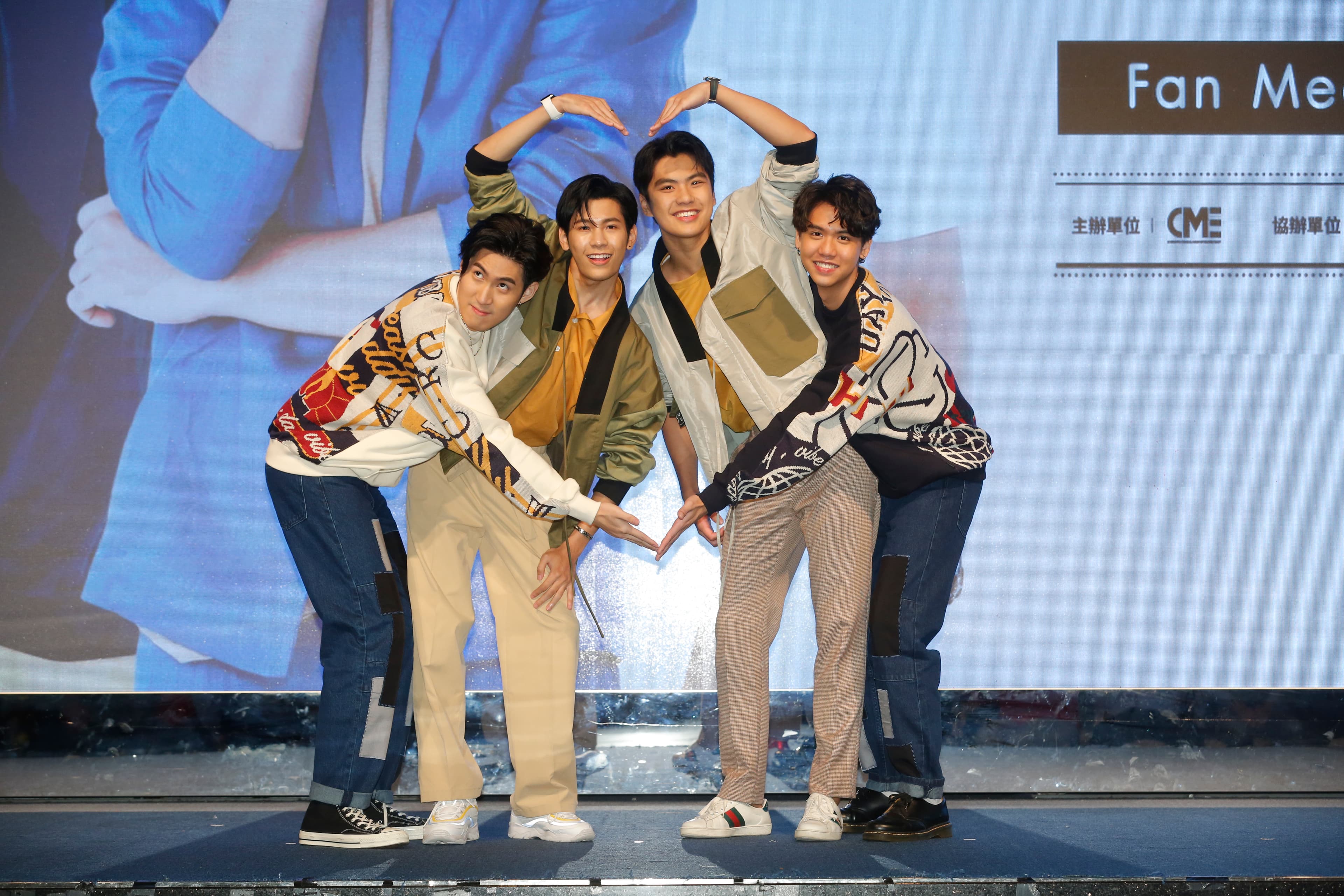 BL泰劇《他在清明來看我》4位大男孩做出合體愛心，超有默契。
