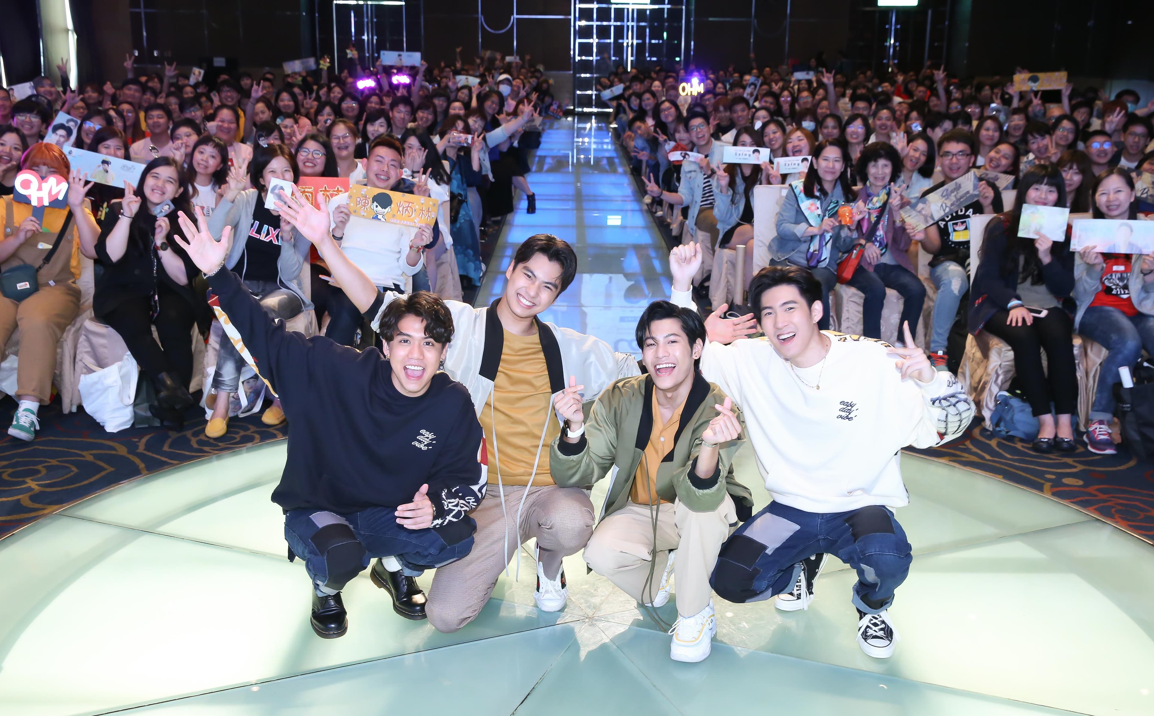 BL泰劇《他在清明來看我》4位主演跟粉絲大合照。左起Sing、Ohm、Singto與Gunsmile。（CHOCO MEDIA ENTERTAINMENT提供）