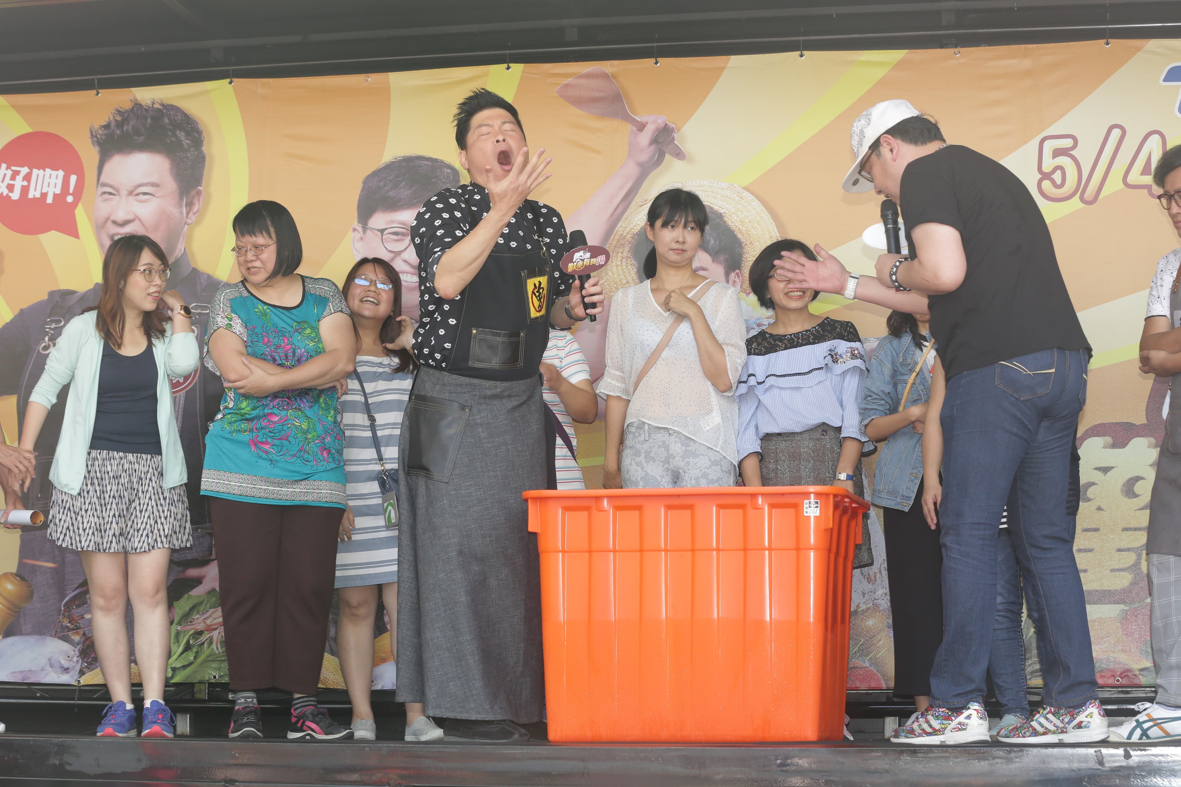 曾國城（左三）玩遊戲伸手進入冰桶撈東西，冷到受不了。
