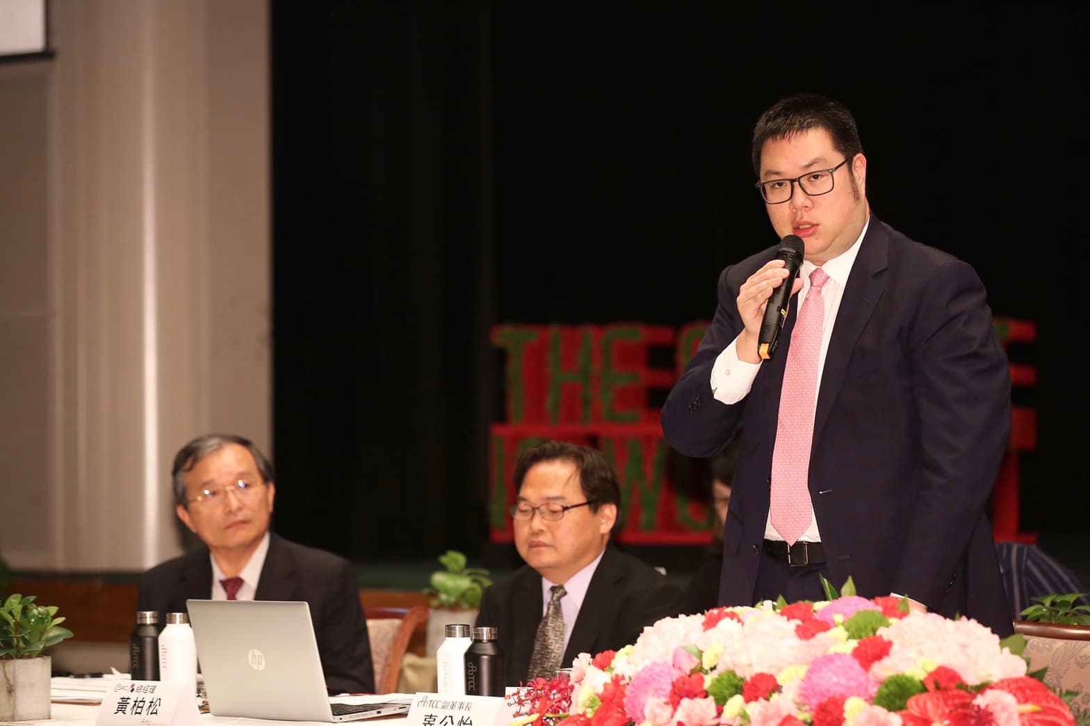 今日的法說會上，包括中橡與信昌化董事長辜公怡（右1）等台泥集團主管均與會。