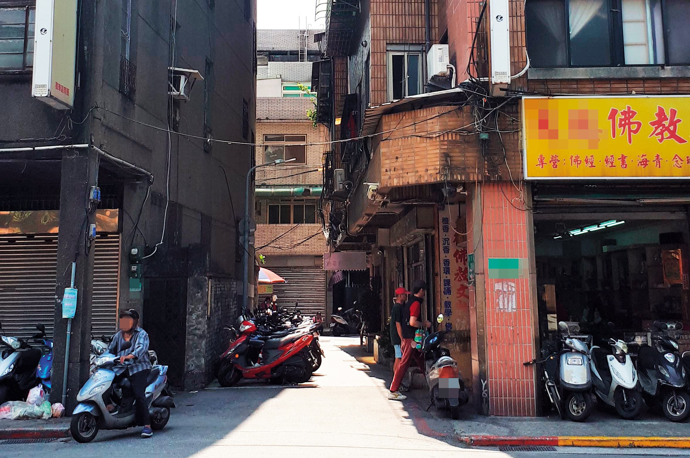 民眾檢舉，囂張雞頭在私娼寮巷口把風，還攔下住戶檢查手機，查看是否有偷拍畫面。