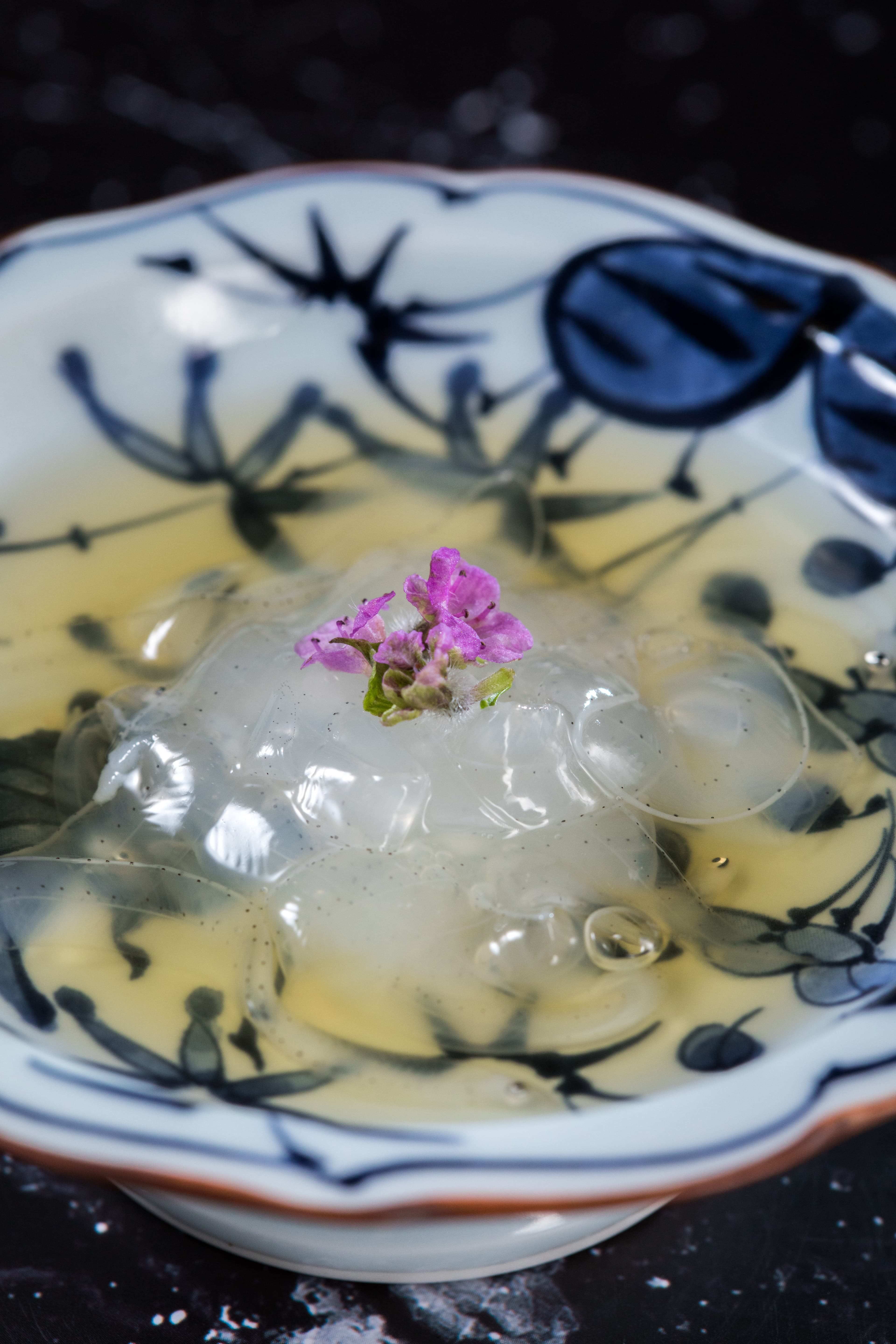 產自東京灣的「星鰻苗」，也是春季的風物詩，佐以清爽的淡醬油高湯，彰顯食材鮮味。