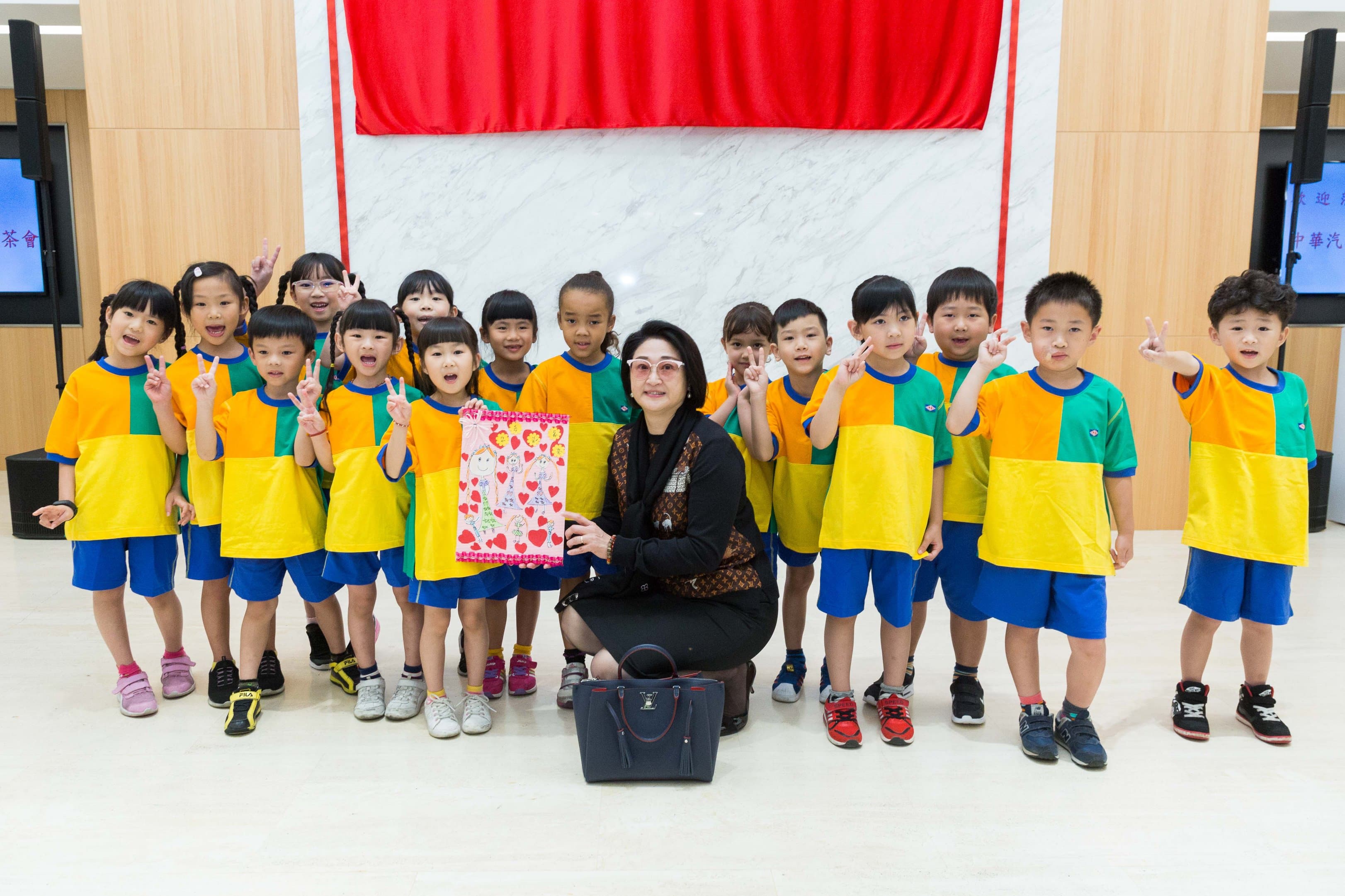 中華汽車幼兒園小朋友致贈母親節卡片給董事長嚴陳莉蓮。（中華汽車提供）
