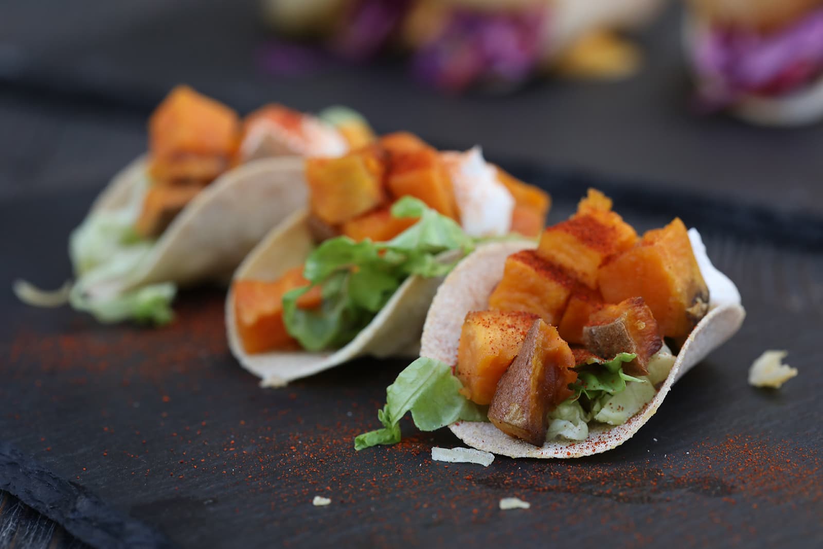 一兩口就可解決的蔬菜玉米餅「Finger Tacos Di Pesce」，是吃主菜前分量剛好的下酒小食。（3歐元／份，3個，約NT$105）