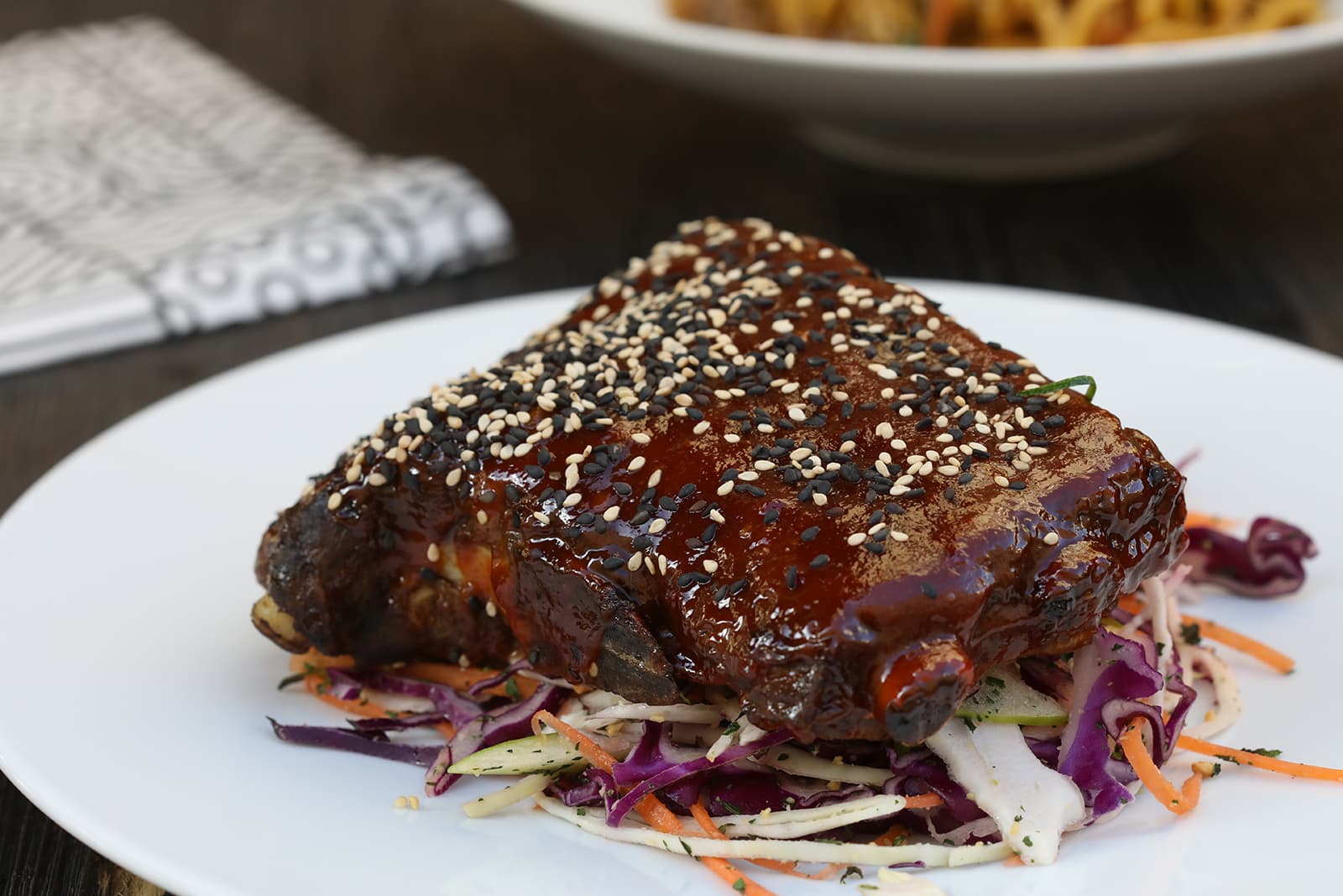 醬汁濃厚的「Costine Di Maiale Char Siu」燒烤豬肋排，肉質柔嫩不膩。（12歐元／份，約NT$419）