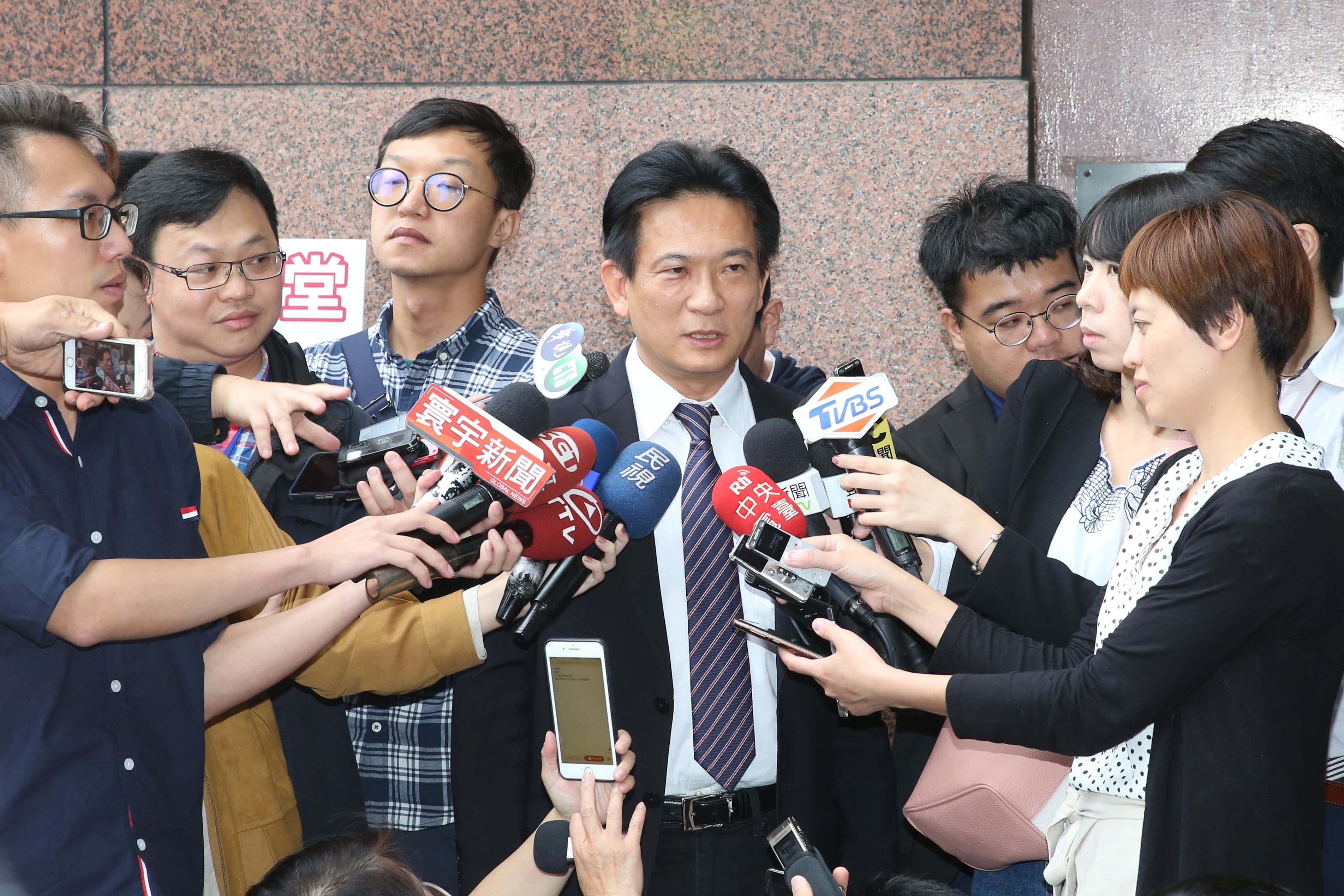賴清德陣營代表林俊憲出席協調會前接受媒體訪問。