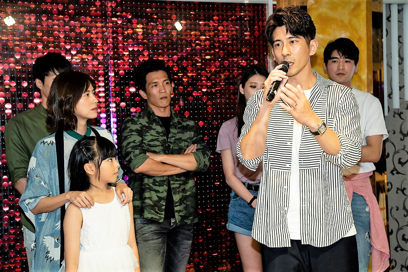 修杰楷分享拍戲心得，其他演員認真聽。（TVBS提供）