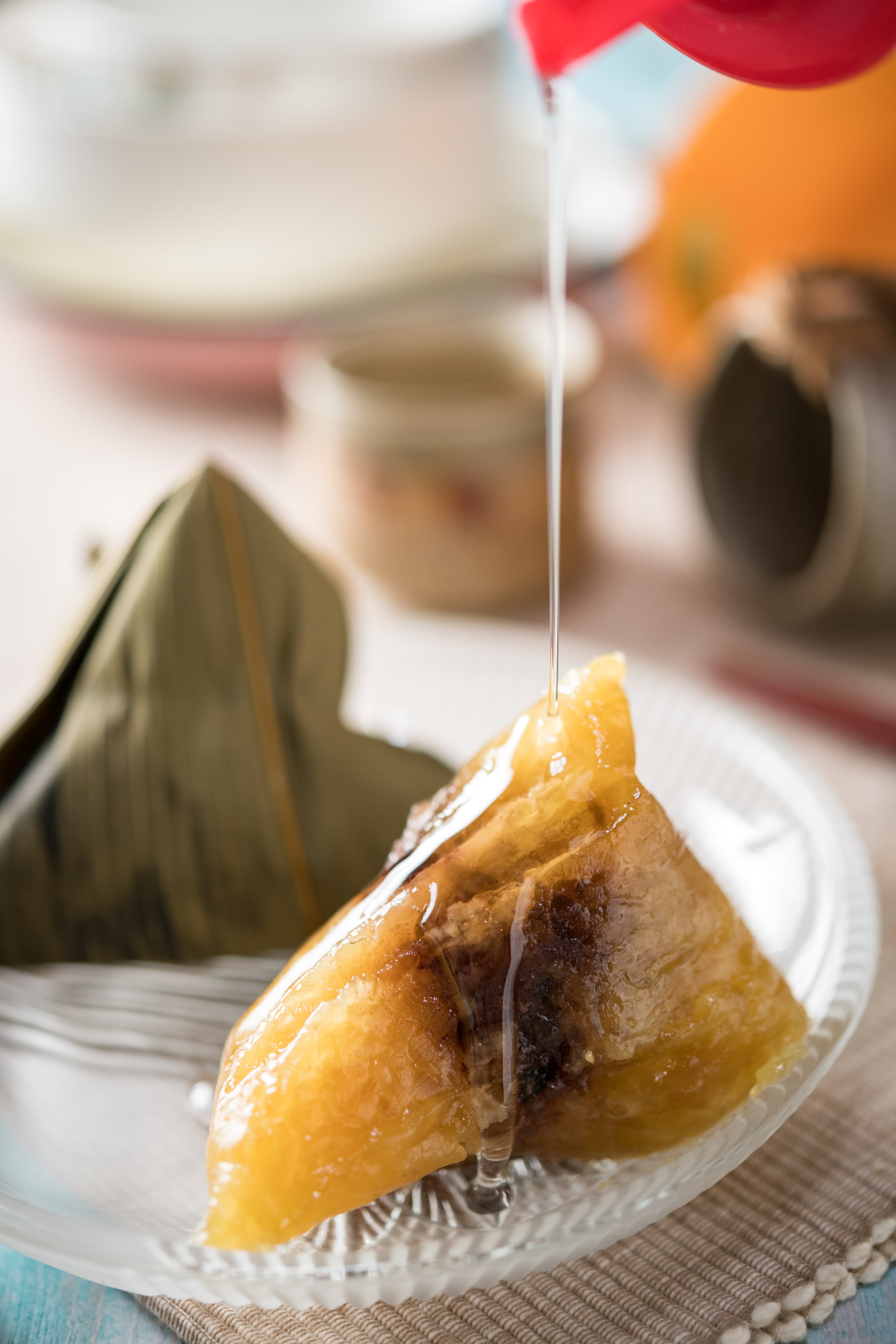 「紅豆鹼粽」的內餡是老闆娘親手熬煮，吃得到紅豆粒。（25元／顆）