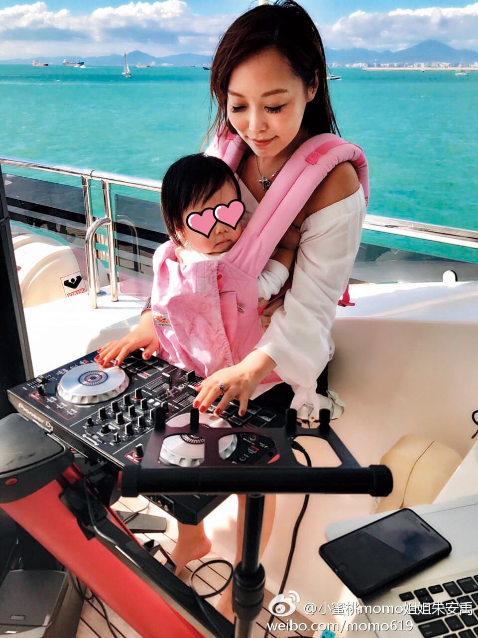 回歸家庭之後，小蜜桃姐姐不時會上網曬出母愛，她已擁有1子1女。（翻攝自小蜜桃姐姐微博）