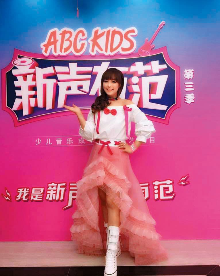 雖然小蜜桃姐姐看似演藝事業重心移往對岸，不過她已經轉換跑道經商，還透過網路深造、取得碩士學位。（翻攝自小蜜桃姐姐臉書）