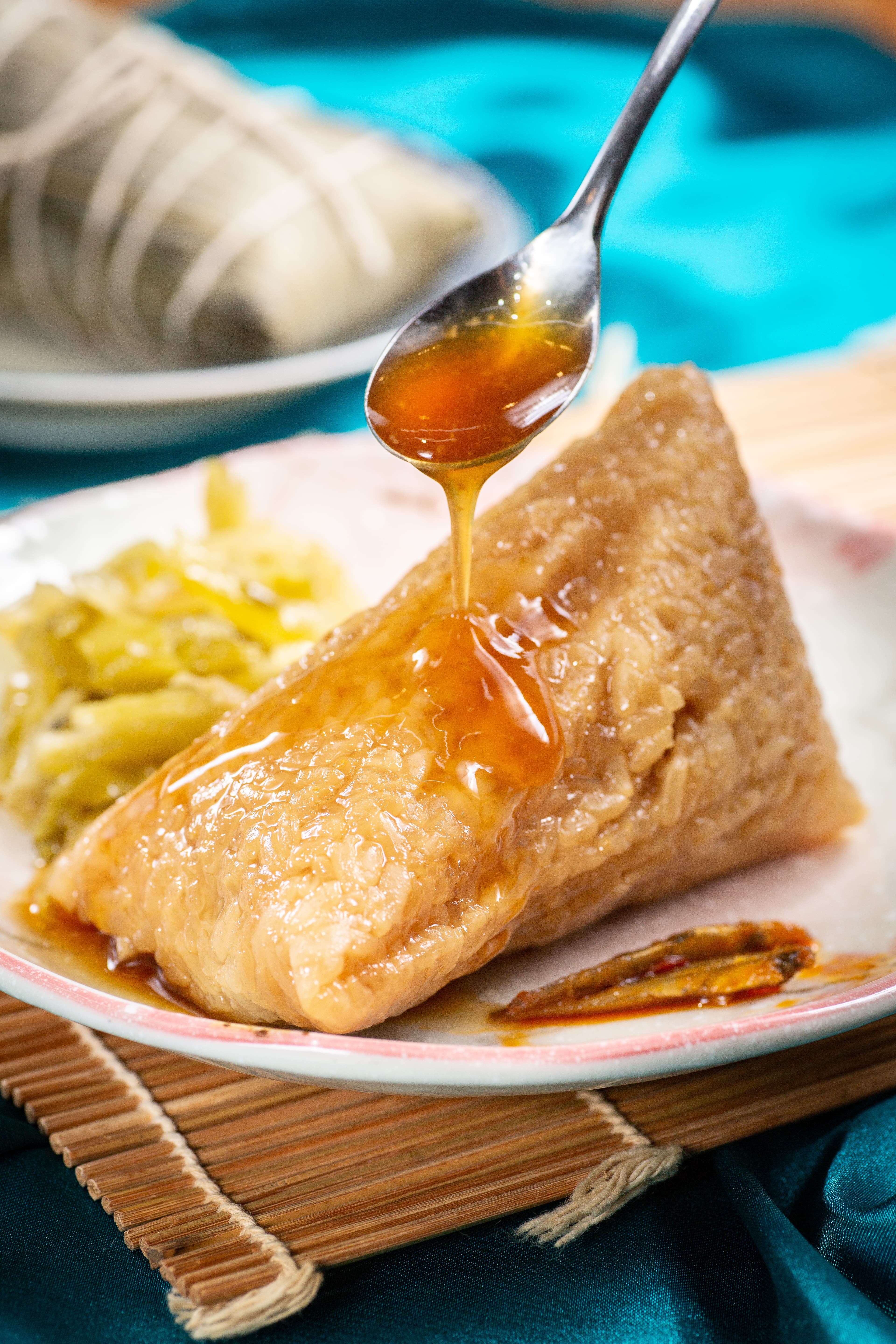 脫掉粽葉，上海鮮肉粽油油亮亮，非常誘人。