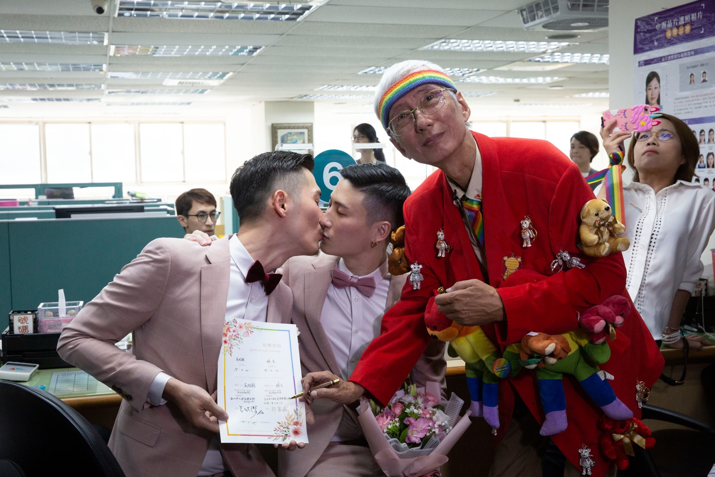 婚姻平權運動先驅祁家威先生今也一身大紅現身替登記新人見證，並給予祝福。