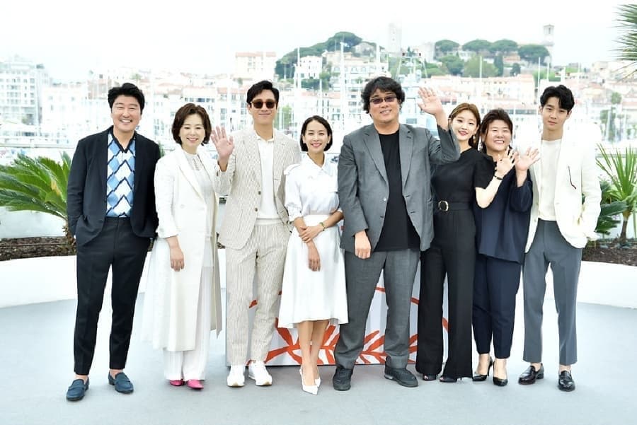 奉俊昊導演（中）攜《寄生上流》6位主演到坎城影展宣傳。（翻攝自cjenmmovie IG）